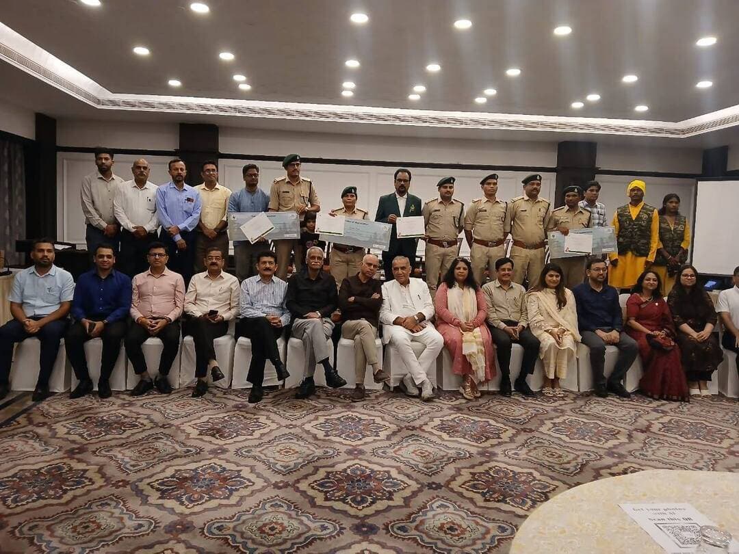 दक्षिण पन्ना की बेटी ने बढ़ाया जिले का मान, भोपाल में मिला प्रतिष्ठित सम्मान
जंगल की पगडंडियों से लेकर वन्यजीवों की जिंदगी बचाने तक… वनकर्मी रंजना नागर के समर्पण को मिली राज्य स्तरीय पहचान।
पन्ना/रैपुरा। दक्षिण पन्ना वनमंडल के रैपुरा वन परिक्षेत्र में पदस्थ परिक्षेत्र सहायक श्रीमती रंजना नागर को वन्यजीव संरक्षण के क्षेत्र में उल्लेखनीय योगदान के लिए प्रतिष्ठित “Machhli Award” से सम्मानित किया गया है। 10 सितंबर 2026 को भोपाल के जहांनुमा पैलेस होटल में आयोजित राज्य स्तरीय समारोह में WWF-India एवं प्रभा खेतान फाउंडेशन द्वारा उन्हें ₹50,000 की पुरस्कार राशि एवं प्रशस्ति पत्र प्रदान किया गया।
यह सम्मान मध्यप्रदेश राज्य वन विकास निगम के अध्यक्ष श्री रामनिवास रावत तथा डॉ. समीता राजौरा, प्रधान मुख्य वन संरक्षक एवं मुख्य वन्यप्राणी अभिरक्षक, मध्यप्रदेश द्वारा प्रदान किया गया।
समारोह में श्री बी.एस. अन्निगेरी, प्रधान मुख्य वन संरक्षक, श्री सुदीप सिंह, सदस्य सचिव, मध्यप्रदेश राज्य जैव विविधता बोर्ड, सेवानिवृत्त आईएफएस अधिकारी श्री सुहास कुमार एवं श्री एच.एस. नेगी, WWF-India एवं प्रभा खेतान फाउंडेशन के प्रतिनिधि श्री रशीद किदवई सहित अनेक वरिष्ठ अधिकारी और पुरस्कार विजेता मौजूद रहे।
वन्यजीव संरक्षण में लगातार सक्रिय भूमिका
श्रीमती रंजना नागर ने वन एवं वन्यजीव अपराधों की रोकथाम, रात्रि एवं मानसून गश्त, वन्यप्राणियों के रेस्क्यू और ग्रामीण क्षेत्रों में जनजागरूकता जैसे कार्यों में सक्रिय भूमिका निभाई है।
भालू के शिकार प्रकरण की जांच में आरोपियों तक पहुंचने में योगदान, नीलगाय एवं जंगली सूअरों के रेस्क्यू, कुएं में गिरे तेंदुए और बछड़े के बचाव, अतिक्रमण हटाने और अवैध कटाई की रोकथाम जैसे कार्यों में भी उनकी उल्लेखनीय भागीदारी रही है।
संवेदनशील वन क्षेत्रों में ‘ऑपरेशन वाइल्ड ट्रैप’ के तहत पैदल गश्त और पालतू बनाए गए तोतों एवं कछुओं को प्राकृतिक वातावरण में वापस पहुंचाने के लिए चलाए गए ‘फ्री मिट्ठू, फ्री किट्टू’ अभियान में भी उन्होंने सक्रिय योगदान दिया।
वन्यजीव संरक्षण के साथ ग्रामीणों को भी किया जागरूक
वन्यजीव संरक्षण को जनभागीदारी से जोड़ने के लिए ग्राम वन समितियों, चरवाहा सम्मेलनों और ग्रामीण समुदायों के बीच लगातार जागरूकता गतिविधियां संचालित की गईं।
सर्पदंश से बचाव के लिए मच्छरदानी, टॉर्च, विशेष स्नेक कार्ड और सांप-सीढ़ी आधारित जागरूकता सामग्री के वितरण में भी उनकी महत्वपूर्ण भूमिका रही।
सम्मान से बढ़ा दक्षिण पन्ना के मैदानी अमले का हौसला
रंजना नागर को मिला यह सम्मान उनके व्यक्तिगत प्रयासों के साथ-साथ दक्षिण पन्ना के जंगलों में वन एवं वन्यजीव संरक्षण के लिए लगातार मेहनत कर रहे मैदानी अमले के कार्यों की भी पहचान है।
जंगलों की सुरक्षा का काम अक्सर कैमरों की चमक से दूर होता है, लेकिन रंजना नागर जैसे कर्मठ वनकर्मी अपनी जिम्मेदारी को जिस समर्पण के साथ निभाते हैं, वही मेहनत अब राज्य स्तर के प्रतिष्ठित सम्मान तक पहुंची है।
रंजना नागर को मिली यह उपलब्धि दक्षिण पन्ना वनमंडल और पूरे पन्ना जिले के लिए गर्व का विषय है।
#MachhliAward #RanjanaNagar #SouthPanna #Panna #WildlifeConservation