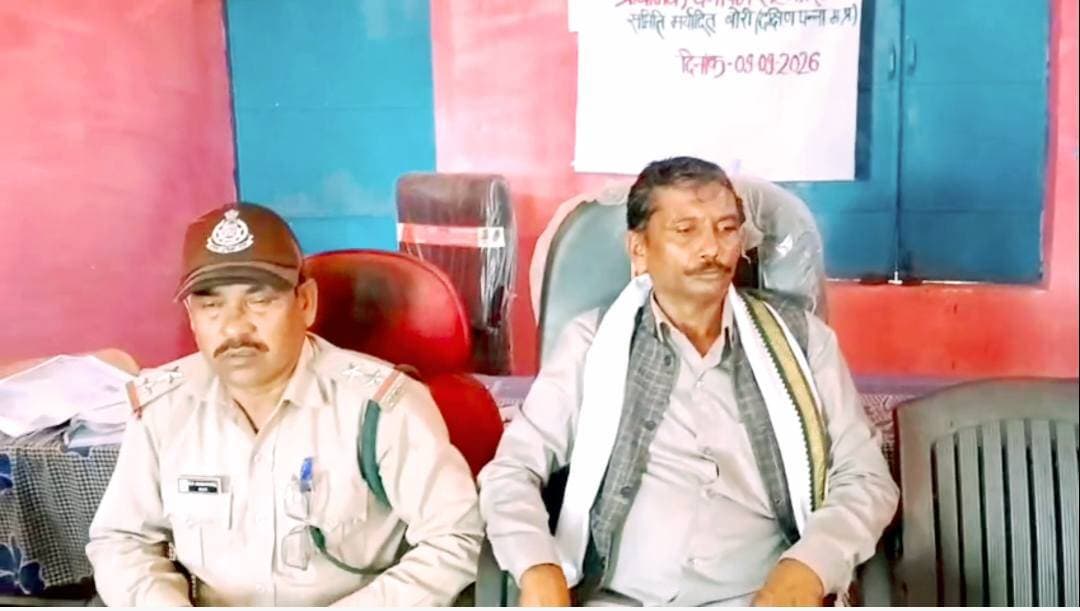 🌿 तेंदूपत्ता संग्रहण से मिला बेहतर लाभांश, अब अगले साल लक्ष्य बढ़ाने की मांग
शाहनगर। प्राथमिक वनोपज सहकारी समिति मर्यादित बोरी की वार्षिक आमसभा वर्ष 2026-27 का आयोजन बुधवार, 09 सितंबर को ग्राम पंचायत महेवा में किया गया। बैठक की अध्यक्षता जिला वनोपज सहकारी समिति मर्यादित पन्ना के अध्यक्ष रमेश सिंह राठौर ने की।
आमसभा में समिति से जुड़े महिला एवं पुरुष सदस्यों ने बड़ी संख्या में सहभागिता की। इस दौरान समिति के कार्यों, वनोपज संग्रहण और सदस्यों को मिलने वाले लाभांश सहित विभिन्न विषयों पर चर्चा हुई।
🌿 तेंदूपत्ता संग्रहण से मिले बेहतर लाभांश को लेकर सदस्यों ने संतोष जताया। सदस्यों के अनुसार इससे ग्रामीण एवं वनाश्रित परिवारों को आर्थिक रूप से काफी लाभ मिला है।
इसी को देखते हुए सदस्यों ने आगामी वर्ष 2027-28 में तेंदूपत्ता संग्रहण का लक्ष्य बढ़ाने की मांग रखी, ताकि अधिक से अधिक ग्रामीणों को रोजगार और आर्थिक लाभ मिल सके।
बैठक में सदस्यों द्वारा रखे गए विभिन्न प्रस्तावों पर चर्चा के बाद आवश्यक प्रस्ताव पारित किए गए। अधिकारियों एवं समिति पदाधिकारियों ने वनोपज संग्रहण को बेहतर बनाने और समिति सदस्यों के हित में कार्य करने पर जोर दिया।
इस अवसर पर पोषक अधिकारी बोरी आर.पी. सिंह पटेल, फड़ अभिरक्षक एवं वनपाल प्रेम नारायण वर्मा, समिति प्रबंधक प्रेम लाल कोरी सहित समिति के महिला एवं पुरुष सदस्य मौजूद रहे।
📍 शाहनगर | पन्ना
#तेंदूपत्ता #वनोपज #शाहनगर #पन्ना #ग्रामीणरोजगार