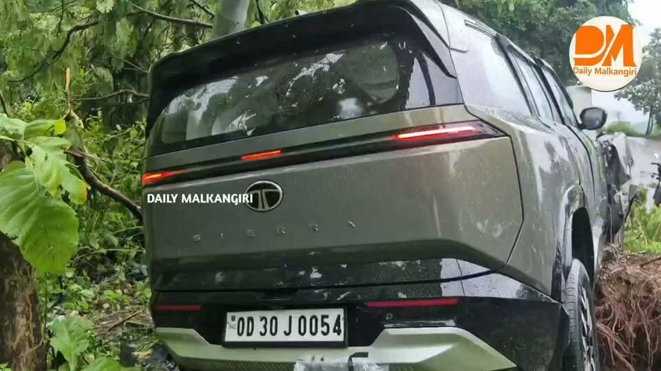 ମାଲକାନଗିରି : ପ୍ରବଳ ବର୍ଷା ଯୋଗୁଁ ରାସ୍ତାରେ ଭାରସାମ୍ୟ ହରାଇ ଦୁର୍ଘଟଣା। ଭିନ୍ନ ଭିନ୍ନ ସ୍ଥାନରେ ଦୁଇଟି କାର୍ ଦୁର୍ଘଟଣାଗ୍ରସ୍ତ ହୋଇ ସମ୍ପୂର୍ଣ୍ଣ ନଷ୍ଟ ହୋଇଯାଇଥିବା ବେଳେ ବର୍ତ୍ତି ଯାଇଛନ୍ତି ଯାତ୍ରୀ। ପ୍ରଥମ ଘଟଣାଟି ସିନ୍ଦ୍ରୀମାଳ ପାଖରେ ଘଟିଛି। ଏକ ସ୍ୱିଫ୍ଟ ଡିଜାୟାର୍ କାର୍ କୁ ଏକ ଆନ୍ଧ୍ରପ୍ରଦେଶ ନମ୍ବର ଥିବା ଟ୍ରକ୍ ଧକ୍କା ଦେଇ ଫେରାର୍ ହୋଇଯାଇଛି। କାର୍ରେ ୨ ଜଣ ଯାତ୍ରୀ ଥିଲେ, ସେମାନେ ଅଳ୍ପକେ ବର୍ତ୍ତି ଯାଇଥିବା ବେଳେ ସାମାନ୍ୟ ଆହତ ହୋଇଛନ୍ତି। ତେବେ କାର୍ଟି ସମ୍ପୂର୍ଣ୍ଣ ନଷ୍ଟ ହୋଇଯାଇଛି।
ସେହିପରି ଅନ୍ୟ ଏକ ଘଟଣାରେ ମାଲକାନାଗିରି ରୁ ଜୟପୁର ଅଭିମୁଖେ ଦ୍ରୁତଗତିରେ ଯାଉଥିବା ଏକ ଟାଟା ସିଏରା କାର୍ ଭାରସାମ୍ୟ ହରାଇ ରାସ୍ତା କଡ଼ରେ ଥିବା ଗଛରେ ପିଟି ହୋଇଯାଇଛି। ଗଛରେ ପିଟି ହେବା ଫଳରେ କାର୍ଟି ସମ୍ପୂର୍ଣ୍ଣ ଚୁରମାର୍ ହୋଇଯାଇଥିଲେ ବି କାହାରି ଜୀବନହାନି ହୋଇନାହିଁ।