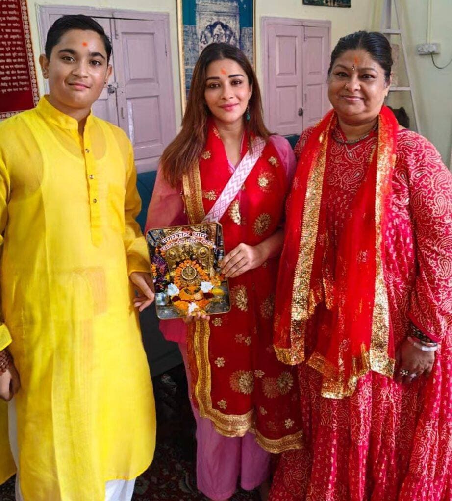 बॉलीवुड अभिनेत्री नायरा बनर्जी पहुंची कांगड़ा,
मां बज्रेश्वरी देवी मंदिर में माथा टेक लिया आशीर्वाद