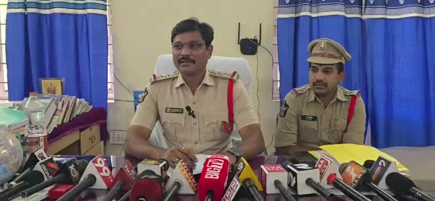 శ్రీకాకుళం: మడపం టోల్గేట్ వద్ద గంజాయి పట్టివేత
8 కేజీల గంజాయి స్వాధీనం చేసుకున్న పోలీసులు