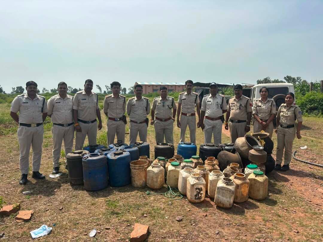 अवैध मदिरा के निर्माण, संग्रहण एवं विक्रय पर आबकारी एवं पुलिस विभाग की संयुक्त कार्रवाई
850 किलोग्राम महुआ लाहन एवं 27 लीटर हाथ भट्टी मदिरा जप्त, 5 प्रकरण दर्ज
नीमच, 11 सितम्बर 2026। कलेक्टर एवं जिला दंडाधिकारी श्री हिमांशु चंद्रा के निर्देशन एवं पुलिस अधीक्षक श्री राजेश व्यास के सहयोग से जिले में अवैध मदिरा के निर्माण, संग्रहण एवं विक्रय के विरुद्ध आबकारी विभाग द्वारा लगातार प्रभावी कार्रवाई की जा रही है।
इसी क्रम में 11 सितम्बर को अलसुबह आबकारी विभाग की संयुक्त टीम ने वृत्त नीमच पश्चिम के अंतर्गत ग्राम धामनिया पठारी, धामनिया जांगीर, माताजी का खेड़ा एवं रामनगर सहित विभिन्न स्थानों पर दबिश देकर अवैध मदिरा निर्माण एवं संग्रहण के विरुद्ध कार्रवाई की।
कार्रवाई के दौरान टीम ने लगभग 850 किलोग्राम महुआ लाहन तथा 27 लीटर हाथ भट्टी मदिरा जप्त की। जप्त सामग्री का अनुमानित बाजार मूल्य 91 हजार 750 रुपये है। प्रकरणों में मध्यप्रदेश आबकारी अधिनियम, 1915 की धारा 34(1) के तहत कुल 5 प्रकरण पंजीबद्ध कर विवेचना में लिए गए हैं।
यह कार्रवाई जिला आबकारी अधिकारी श्री बी.एल. दांगी के मार्गदर्शन तथा कंट्रोलर एवं सहायक जिला आबकारी अधिकारी श्री बी.एल. सिंगाड़ा के नेतृत्व में की गई। कार्रवाई में सहायक जिला आबकारी अधिकारी श्री बी.एल. सिंगाड़ा, आबकारी उपनिरीक्षक श्री दीपक आंजना, श्री संजय कंवारे, श्री पंकज राठौर एवं श्री संजय राठौर सहित पुलिस एवं आबकारी विभाग का अमला शामिल रहा।
पुलिस विभाग की ओर से पुलिस उपनिरीक्षक श्री श्रवण सिंह, श्री धारा सिंह सोलंकी, आरक्षक श्री रवि पाटीदार एवं श्री दिलीप धनगर तथा आबकारी मुख्य आरक्षक श्री गोपाल शर्मा, आबकारी आरक्षक श्री विष्णु यादव, श्री महेश गहलोत, श्री बलवंत भाटी, श्री हंसराज बिलवाल, सुश्री निशा राजपूत एवं सुश्री मधुमिता मालवीय कार्रवाई में सम्मिलित रहे।
अवैध मदिरा के निर्माण, संग्रहण एवं विक्रय के विरुद्ध आबकारी विभाग एवं पुलिस की संयुक्त कार्रवाई आगे भी निरंतर जारी रहेगी।
CM Madhya Pradesh
Jansampark Madhya Pradesh
Home Department of Madhya Pradesh
#Neemuch
#नीमच