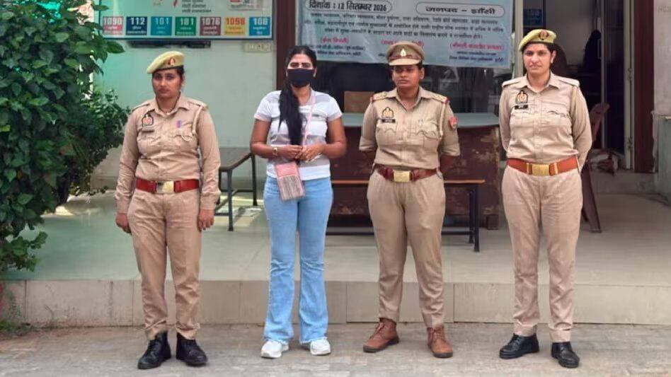 झांसी में AI से आपत्तिजनक तस्वीर बनाकर ब्लैकमेल
झांसी में रेलवे के बड़े अधिकारी की AI से बनाई आपत्तिजनक तस्वीर भेजकर 15 लाख रुपये मांगने के आरोप में पुलिस ने प्रयागराज से 27 वर्षीय युवती को गिरफ्तार किया है। पुलिस के अनुसार, आरोपी ने परिवार की अन्य महिलाओं की तस्वीरें वायरल करने की धमकी भी दी थी।
<nis:link nis:type=tag nis:id=jhansi nis:value=Jhansi nis:enabled=true nis:link/> <nis:link nis:type=tag nis:id=ai nis:value=AI nis:enabled=true nis:link/> <nis:link nis:type=tag nis:id=cybercrime nis:value=CyberCrime nis:enabled=true nis:link/> <nis:link nis:type=tag nis:id=blackmail nis:value=Blackmail nis:enabled=true nis:link/> <nis:link nis:type=tag nis:id=prayagraj nis:value=Prayagraj nis:enabled=true nis:link/> <nis:link nis:type=tag nis:id=uppolice nis:value=UPPolice nis:enabled=true nis:link/> <nis:link nis:type=tag nis:id=crimenews nis:value=CrimeNews nis:enabled=true nis:link/>