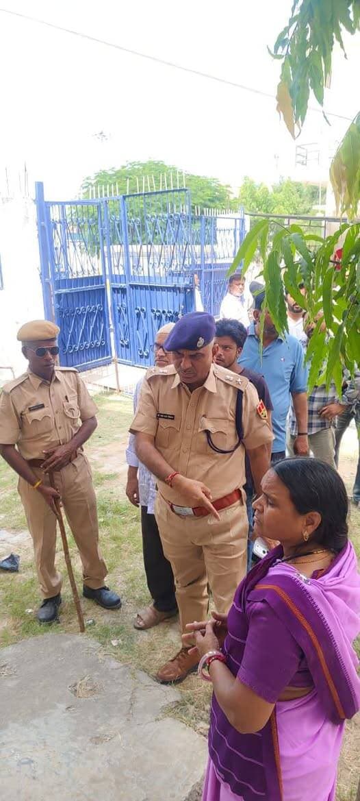 *नगर निकाय चुनाव-2026 : द्वितीय चरण*
जिला डीडवाना-कुचामन में द्वितीय चरण के तहत खाटू खुर्द, परबतसर, नावां शहर एवं मकराना नगर पालिकाओं में मतदान प्रक्रिया जारी है।
*पुलिस अधीक्षक डॉ. प्यारे लाल शिवरान (आई.पी.एस.) द्वारा* आज मकराना क्षेत्र का भ्रमण कर विभिन्न मतदान केंद्रों का निरीक्षण किया गया तथा मौके पर तैनात पुलिस अधिकारियों एवं जवानों से सुरक्षा व्यवस्था की जानकारी लेकर आवश्यक दिशा-निर्देश प्रदान किए गए।
इस दौरान *आईजीपी साहब, अजमेर रेंज, अजमेर डॉ. रवि तथा संभागीय आयुक्त महोदय द्वारा* भी मकराना पहुंचकर मतदान केंद्रों एवं सुरक्षा व्यवस्थाओं का जायजा लिया गया। अधिकारियों ने संबंधित अधिकारियों से मतदान प्रक्रिया एवं कानून-व्यवस्था की स्थिति की जानकारी लेते हुए शांतिपूर्ण, निष्पक्ष एवं भयमुक्त मतदान सुनिश्चित करने हेतु आवश्यक दिशा-निर्देश दिए।
भ्रमण एवं मतदान केंद्र निरीक्षण से संबंधित फोटो संलग्न हैं।
*डीडवाना-कुचामन पुलिस : शांतिपूर्ण, निष्पक्ष एवं भयमुक्त मतदान के लिए प्रतिबद्ध*