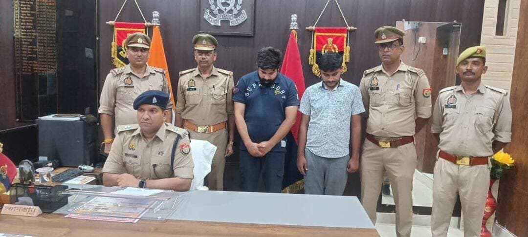 फर्जी पेमेंट स्क्रीनशॉट दिखाकर कैश लेने वाले दो साइबर ठग गिरफ्तार, 20 हजार रुपये और अर्टिगा बरामद
बस्ती। ग्राहक सेवा केंद्रों पर PhonePe, Google Pay और अन्य ऑनलाइन पेमेंट के फर्जी स्क्रीनशॉट दिखाकर कैश लेकर फरार होने वाले दो शातिर साइबर अपराधियों को बस्ती साइबर क्राइम थाना पुलिस ने गिरफ्तार किया है। आरोपियों के कब्जे से चार एंड्रायड मोबाइल, 20 हजार रुपये नकद और एक अर्टिगा कार बरामद हुई है।
पुलिस के मुताबिक, 2 सितंबर को कोतवाली क्षेत्र के अस्पताल चौराहा स्थित दुकान पर आरोपी ने 9,090 रुपये का फर्जी पेमेंट स्क्रीनशॉट दिखाकर कैश ले लिया था। खाते में रकम नहीं पहुंचने पर शिकायत दर्ज कराई गई थी। जांच के बाद पुलिस ने विशाल कुमार चौधरी निवासी लधौरा, हरिद्वार और रिषभ सिंह भदौरिया निवासी करौली सरकार, कानपुर देहात को गिरफ्तार किया।
पूछताछ में सामने आया कि आरोपी ग्राहक सेवा केंद्रों पर जाकर QR कोड से भुगतान करने का झांसा देते और PhonePe/Google Pay का फर्जी ‘Payment Successful’ स्क्रीनशॉट दिखाकर नकदी ले लेते थे। पुलिस के अनुसार आरोपियों ने बस्ती के अलावा इटावा और फिरोजाबाद में भी इसी तरह ठगी की थी। विशाल के खिलाफ मुजफ्फरनगर में वर्ष 2024 का भी मुकदमा दर्ज है। पुलिस ने दोनों के खिलाफ विधिक कार्रवाई शुरू कर दी है।