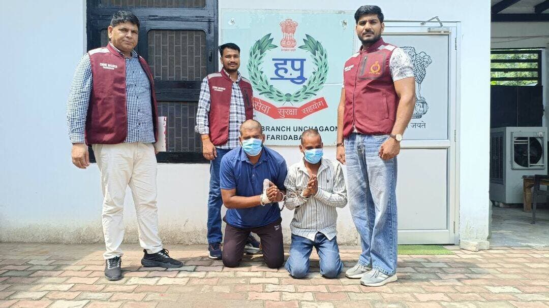 फरीदाबाद।गर्लफ्रेंड से दोस्ती होने के शक में मार्केटिंग एग्जीक्यूटिव को नकाबपोश बदमाशों ने मारी थी चाकू, दो गिरफ्तार
मंदिर पूजा के लिए जाते समय घर के पास में ही घेरकर 10 से 12 बार चाकूओं से गोदा था, हालत बनी हुई है गंभीर
क्राइम ब्रांच ऊंचा गांव की टीम ने मास्टर माइंड समेत दो बदमाशों को किया गिरफ्तार, एक फरार
तीनों आरोपी डबुआ कॉलोनी के हैं रहने वाले, मास्टरमाइंड की गर्लफ्रेंड की भी पहले रहती थी डबुआ कॉलोनी में
अब शिफ्ट हो गई पीड़ित के घर के पास, आरोपी को शक पीड़ित से कर ली है दोस्ती