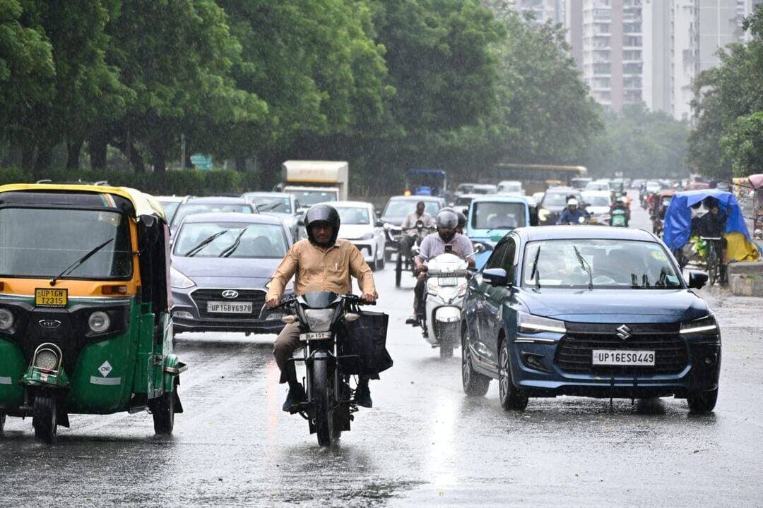 नोएडा सेक्टर 104 तेज हवाओं के बाद रिमझिम बारिश