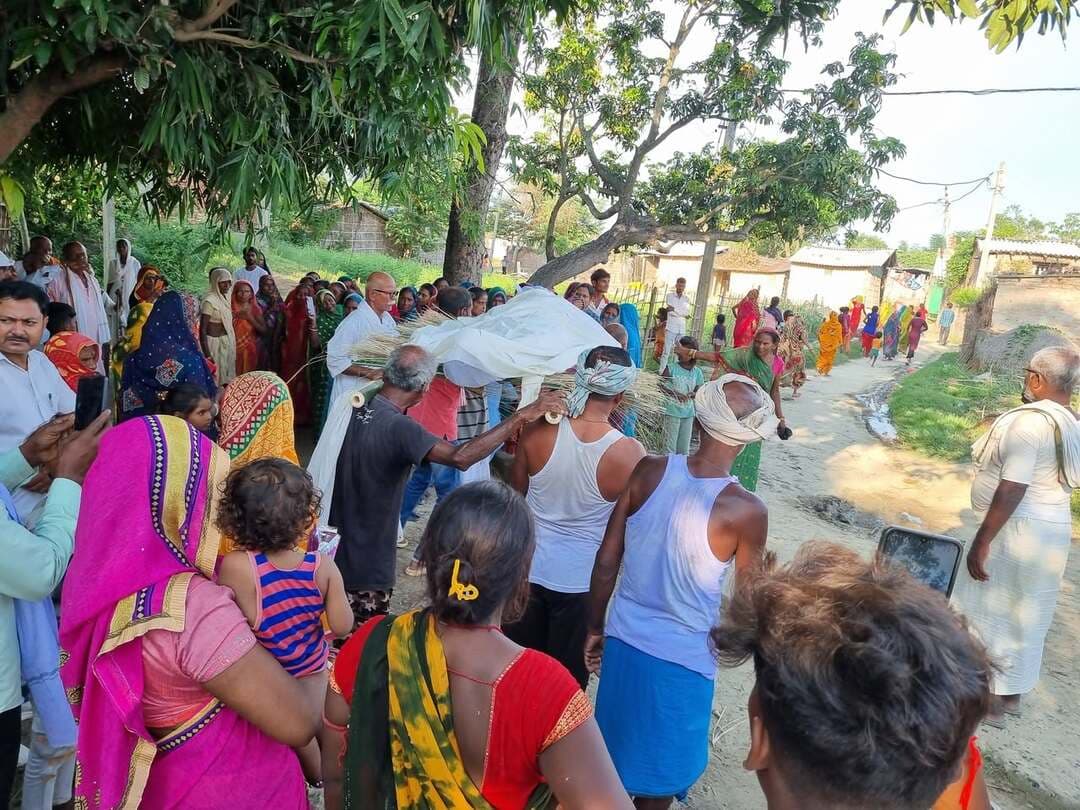 सड़क हादसे में घायल बैंक कर्मचारी की मौत, शव गांव पहुंचते ही मचा कोहराम
बेनीपट्टी। बेनीपट्टी थाना क्षेत्र के मल्हामोड़ के समीप पिछले बुधवार को हुए सड़क हादसे में गंभीर रूप से घायल धनौजा गांव निवासी 30 वर्षीय गंगा राम की गुरुवार को दरभंगा में इलाज के दौरान मौत हो गई। शुक्रवार को पोस्टमार्टम के बाद उनका शव गांव पहुंचते ही पूरे इलाके में मातम पसर गया। शव देखते ही परिजनों की चीख-पुकार से माहौल गमगीन हो गया।
मृतक के माता-पिता, भाई समेत अन्य परिजन शव से लिपटकर दहाड़ मारकर रोने लगे। इस दौरान कई बार परिजन बेसुध होकर गिर पड़े। ग्रामीण भी अपने आंसू नहीं रोक सके। गंगा राम तीन भाइयों में सबसे छोटे थे। उनकी शादी पिछले वर्ष नवंबर में ही हुई थी। शादी के महज कुछ महीनों बाद ही उनकी मौत ने परिवार की खुशियों को मातम में बदल दिया।
बताया गया कि गंगा राम मधुबनी स्थित एक निजी बैंक में कार्यरत थे। बुधवार, 2 सितंबर को वह मधुबनी से अपने घर धनौजा लौट रहे थे। इसी दौरान मल्हामोड़ के पास सड़क हादसे में गंभीर रूप से घायल हो गए। स्थानीय लोगों की मदद से उन्हें इलाज के लिए मधुबनी ले जाया गया, जहां चिकित्सकों ने उनकी गंभीर स्थिति को देखते हुए दरभंगा रेफर कर दिया।
दरभंगा में इलाज के दौरान गुरुवार को उन्होंने दम तोड़ दिया। शुक्रवार को शव गांव पहुंचते ही परिवार में कोहराम मच गया। पत्नी और माता-पिता का रो-रोकर बुरा हाल है। परिजनों के करुण विलाप से गांव का माहौल पूरी तरह गमगीन हो गया।
