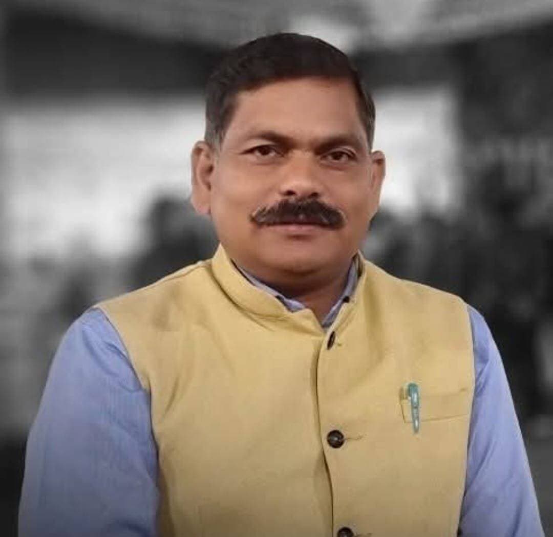 अशोकनगर जिले के वरिष्ठ पत्रकार श्री हितेन्द्र बुधौलिया भारत सरकार के संचार मंत्रालय अंतर्गत डाक विभाग की पुनर्गठित ‘हिंदी सलाहकार समिति’ में गैर-सरकारी सदस्य के रूप में मनोनीत
---
केन्द्रीय संचार एवं पूर्वोत्तर क्षेत्र विकास मंत्री एवं क्षेत्रीय सांसद श्री ज्योतिरादित्य सिंधिया द्वारा अशोकनगर जिले के वरिष्ठ पत्रकार श्री हितेन्द्र बुधौलिया को भारत सरकार के संचार मंत्रालय अंतर्गत डाक विभाग की पुनर्गठित ‘हिंदी सलाहकार समिति’ में गैर-सरकारी सदस्य के रूप में मनोनीत किया गया है। केंद्रीय संचार एवं पूर्वोत्तर क्षेत्र विकास मंत्री श्री ज्योतिरादित्य सिंधिया द्वारा श्री बुधौलिया को अपने कोटे से सीधे नामित सदस्य के रूप में इस प्रतिष्ठित समिति में शामिल किया गया है।
भारत सरकार द्वारा भारत के राजपत्र (The Gazette of India) के असाधारण अंक में जारी आधिकारिक संकल्प के अनुसार डाक विभाग की हिंदी सलाहकार समिति का पुनर्गठन केंद्रीय संचार मंत्री की अध्यक्षता में किया गया है। इसमें केंद्रीय संचार राज्य मंत्री उपाध्यक्ष बनाए गए हैं। डाक विभाग की इस उच्चस्तरीय समिति में संसदीय कार्य मंत्रालय व संसदीय राजभाषा समिति द्वारा नामित लोकसभा एवं राज्यसभा के कई प्रमुख सांसद—जिनमें सांसद तापीर गाओ, नरेश गणपत म्हस्के, डॉ. मेधा विश्राम कुलकर्णी, दोरजी त्सेरिंग लेप्चा, चुन्नीभाई पटेल, शंकर लालवानी आदि शामिल हैं। इनके अलावा स्वैच्छिक हिंदी संस्थाओं के प्रतिनिधि एवं विभिन्न राज्यों के वरिष्ठ पत्रकार व विद्वान भी सदस्य बनाए गए हैं। इसी क्रम में संचार मंत्री द्वारा नामित सदस्यों की सूची में अशोकनगर से वरिष्ठ पत्रकार हितेन्द्र बुधौलिया को यह राष्ट्रीय स्तर की महत्वपूर्ण जिम्मेदारी सौंपी गई है।
केंद्रीय डाक विभाग, संचार मंत्रालय (राजभाषा अनुभाग) नई दिल्ली द्वारा इस संबंध में औपचारिक पत्र व राजपत्र की प्रति श्री बुधौलिया को प्रेषित की गई है। समिति की आगामी बैठक नई दिल्ली स्थित डाक भवन में आयोजित की जाएगी।
वरिष्ठ पत्रकार हितेन्द्र बुधौलिया के इस राष्ट्रीय समिति में मनोनयन पर अशोकनगर जिले सहित संपूर्ण अंचल के पत्रकारों, साहित्यकारों, सामाजिक कार्यकर्ताओं, जनप्रतिनिधियों एवं प्रबुद्ध नागरिकों ने हर्ष व्यक्त किया है। सभी ने इसे जिले के लिए गौरव की बात बताते हुए केंद्रीय संचार मंत्री का आभार जताया और श्री बुधौलिया को हार्दिक बधाई एवं शुभकामनाएं प्रेषित की हैं।
<nis:link nis:type=tag nis:id=ashoknagar nis:value=ashoknagar nis:enabled=true nis:link/>