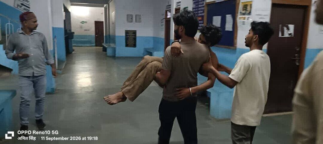 मजदूरी कर सतना से लौट रहे युवक क़े साथ गुलुआ गांव मे मारपीट, उक्त घटना में मारपीट के चलते घायल हुए युवक का नाम सत्यप्रकाश कुशवाहा बताया जा रहा है,जिसे घायल अवस्था मे लेकर परिजन कोठी अस्पताल पहुंचे, गांव क़े ही ऋषि सिंह, अनुराग सिंह पर मारपीट का है आरोप!
<nis:link nis:type=tag nis:id=kothi nis:value=kothi nis:enabled=true nis:link/> <nis:link nis:type=tag nis:id=satnanews nis:value=satnanews nis:enabled=true nis:link/> <nis:link nis:type=tag nis:id=chitrakootexpress nis:value=chitrakootexpress nis:enabled=true nis:link/>