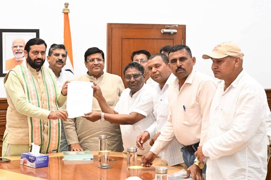 हरियाणा में सफाई कर्मचारियों की हड़ताल समाप्त।
मुख्यमंत्री श्री Nayab Saini से मुलाकात के बाद सफाई कर्मचारियों ने अपनी हड़ताल समाप्त करने का ऐलान किया।