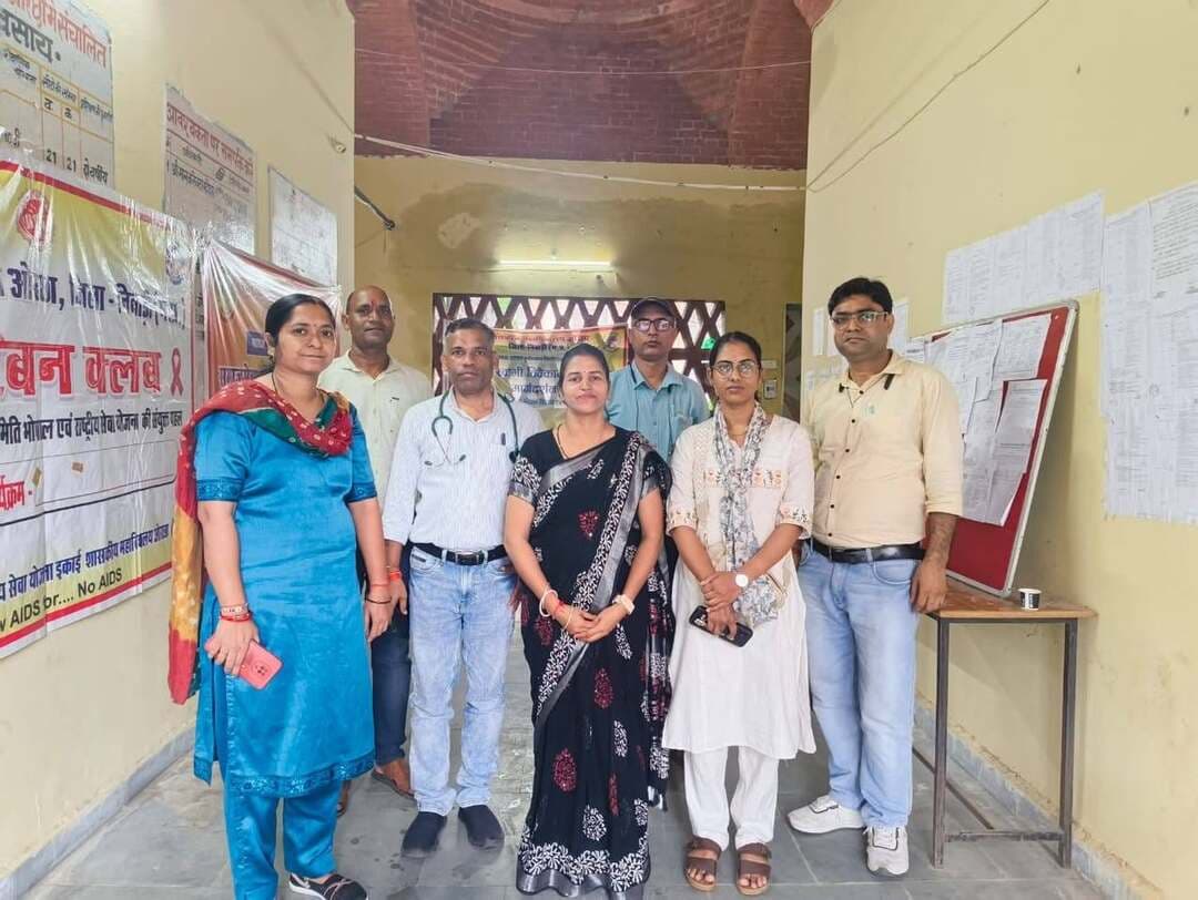 उमंग हेल्थ एंड वेलनेस प्रोग्राम
कलेक्टर श्रीमती जमुना भिड़े के निर्देशन एवं मुख्य चिकित्सा एवं स्वास्थ्य अधिकारी डॉ. अनिल झामनानी के मार्गदर्शन में उमंग हेल्थ एंड वेलनेस प्रोग्राम का आयोजन किया गया।
कार्यक्रम का उद्देश्य किशोर-किशोरियों को शारीरिक एवं मानसिक स्वास्थ्य के प्रति जागरूक करना तथा उनकी स्वास्थ्य संबंधी समस्याओं की पहचान कर उचित परामर्श प्रदान करना था।
कार्यक्रम में RKSK (राष्ट्रीय किशोर स्वास्थ्य कार्यक्रम) की छह प्राथमिकताओं—पोषण, यौन एवं प्रजनन स्वास्थ्य, असंचारी रोग, मादक पदार्थों का दुरुपयोग, हिंसा तथा मानसिक स्वास्थ्य—के बारे में बच्चों को जानकारी दी गई। साथ ही सोशल मीडिया, जलवायु परिवर्तन एवं किशोर स्वास्थ्य से जुड़े विषयों पर भी जागरूक किया गया।
बच्चों का BMI, आँखों की जाँच एवं सामान्य स्वास्थ्य परीक्षण किया गया। परामर्श के दौरान त्वचा, सामान्य स्वास्थ्य, माहवारी स्वच्छता एवं RTI/STI से संबंधित समस्याओं की पहचान कर आवश्यक सलाह दी गई।
काउंसलर अनुराधा सिंह द्वारा बच्चों को मानसिक स्वास्थ्य के महत्व, तनाव, गुस्सा प्रबंधन, आत्मविश्वास की कमी, अकेलापन, पढ़ाई में मन न लगना एवं अपनी भावनाओं को व्यक्त करने के संबंध में जानकारी दी गई। साथ ही मानसिक स्वास्थ्य समस्याओं में समय पर सहायता लेने तथा आत्महत्या की रोकथाम के लिए समस्या को साझा करने, परिवार/शिक्षक/काउंसलर से संपर्क करने और आवश्यकता पड़ने पर विशेषज्ञ की सहायता लेने के बारे में समझाया गया।
डॉ. नेहा ठाकुर, डॉ. दिग्विजय सिंह, डॉ. हृदेश विश्वकर्मा एवं डॉ. स्वतंत्र खरे द्वारा बच्चों को विभिन्न स्वास्थ्य संबंधी विषयों पर आवश्यक जानकारी एवं चिकित्सकीय परामर्श प्रदान किया गया।
कार्यक्रम में बच्चों को मनहित ऐप डाउनलोड एवं कनेक्ट करवाया गया तथा टोल-फ्री नंबर 14425 एवं RKSK हेल्पलाइन 14416 के बारे में जानकारी दी गई।
कार्यक्रम को सफल बनाने में डॉ. पायल लिलहारे, डॉ. हृदेश विश्वकर्मा, डॉ. स्वतंत्र खरे, डॉ. दिग्विजय सिंह, डॉ. नेहा ठाकुर, काउंसलर अनुराधा सिंह, लैब टेक्नीशियन ,फार्मासिस्ट द्वारा महत्वपूर्ण भूमिका निभाई गई। सभी के सक्रिय सहयोग एवं समन्वय से बच्चों को स्वास्थ्य एवं मानसिक स्वास्थ्य संबंधी आवश्यक जानकारी, परामर्श एवं स्वास्थ्य परीक्षण की सुविधा प्रदान की गई।
CM Madhya Pradesh Directorate of Health Services, Madhya Pradesh Jansampark Madhya Pradesh #jansamparkMP #niwari