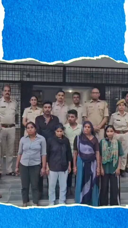 जमीन हड़पने के लिए युवक का अपहरण! कार से स्कूटी को मारी टक्कर, 4 महिलाओं समेत 6 आरोपी गिरफ्तार
उदयपुर में युवक के अपहरण के मामले में सुखेर थाना पुलिस और डीएसटी ने ताबड़तोड़ कार्रवाई करते हुए 4 महिलाओं समेत 6 आरोपियों को गिरफ्तार किया है। आरोपियों ने बेदला निवासी कमलेश की स्कूटी को कार से टक्कर मारी और उसे जबरन कार में डालकर गुडली के जंगलों में ले गए। सूचना मिलते ही पुलिस और डीएसटी की टीमें जंगलों में उतर गईं और गुडली व खमनौर इलाके में सर्च ऑपरेशन चलाया। पुलिस ने कमलेश को सकुशल बरामद कर लिया। जांच में सामने आया कि आरोपी कमलेश की जमीन की जबरन रजिस्ट्री करवाना चाहते थे। पुलिस के मुताबिक आरोपी पहले भी कमलेश को जान से मारने की धमकी दे चुके हैं। मामले में पूछताछ जारी है।
#Udaipur #CrimeNews #KidnappingCase #PoliceAction #RajasthanNews UdaipurPolice