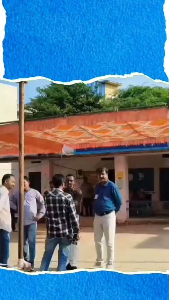 सागवाड़ा में EVM मशीन 3 बार खराब, एक घंटे तक थमा मतदान, बिना वोट दिए लौटे मतदाता
डूंगरपुर के सागवाड़ा नगरपालिका चुनाव में वार्ड नंबर 9 के इंदिरा कॉलोनी स्कूल नंबर 1 बूथ पर EVM में बार-बार तकनीकी खराबी से मतदान प्रभावित हुआ। सुबह करीब 8 बजकर 10 मिनट पर 47 वोट पड़ने के बाद मशीन बंद हो गई। चालू करने के बाद 10-15 वोट ही पड़े थे कि मशीन फिर बंद हो गई और कुछ देर बाद तीसरी बार भी खराब हो गई। इससे बूथ पर मतदाताओं की लंबी कतार लग गई और परेशान होकर कई मतदाता बिना वोट दिए लौट गए। निर्वाचन विभाग ने EVM बदलवाई, जिसके करीब एक घंटे बाद मतदान दोबारा शुरू हुआ। बार-बार आई खराबी से मतदाताओं में नाराजगी देखने को मिली।
#Sagwara #SagwaraElection #NagarPalikaElection #EVM #EVMMalfunction