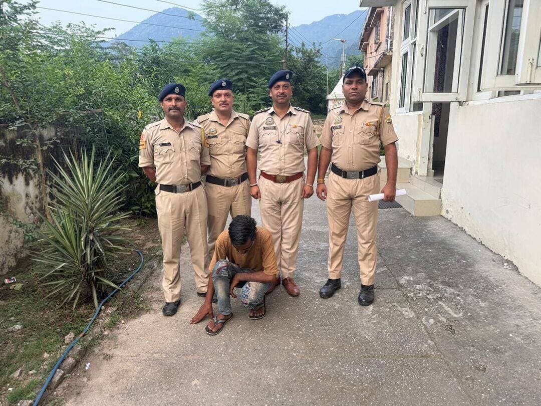 दिनांक 04.09.2026 को Special Detection Team (SDT), बिलासपुर द्वारा गश्त एवं नाकाबंदी के दौरान एक बस की चेकिंग में अमित गुप्ता पुत्र श्री सुशील कुमार, निवासी जीरकपुर, जिला मोहाली, पंजाब, उम्र 42 वर्ष के कब्जे से 37.17 ग्राम चिट्टा/हेरोइन बरामद किया गया। इस संबंध में थाना सदर बिलासपुर में अभियोग संख्या 227/2026, धारा 21, 29 ND&PS Act के अंतर्गत मामला दर्ज किया गया।
मामले की Backward Linkage Investigation के दौरान आरोपी से पूछताछ, डिजिटल साक्ष्यों की जांच तथा मनी ट्रेल को फॉलो करते हुए चिट्टे के मुख्य सप्लायर की पहचान की गई। इसके आधार पर बिलासपुर पुलिस की टीम द्वारा पंजाब के फतेहगढ़ साहिब में दबिश देकर जगतार सिंह पुत्र श्री महेन्द्र सिंह, निवासी रंधावा कॉलोनी, फतेहगढ़ साहिब, पंजाब, उम्र 52 वर्ष को गिरफ्तार किया गया है।
पुलिस जांच के अनुसार आरोपी जगतार सिंह हिमाचल प्रदेश के विभिन्न क्षेत्रों में चिट्टे की सप्लाई से जुड़ा एक सक्रिय सप्लायर है। आरोपी आपराधिक प्रवृत्ति का व्यक्ति है तथा उसके विरुद्ध चिट्टा तस्करी, हत्या, हत्या के प्रयास,आर्म्स एक्ट,चोरी सहित विभिन्न अपराधों के कुल 8 अभियोग दर्ज पाए गए हैं। आरोपी का आपराधिक इतिहास निम्न प्रकार है:
1. FIR No. 246, दिनांक 10.12.2021, धारा 341, 506, 323, 341 IPC, थाना सरहिंद, पंजाब।
2. FIR No. 226, दिनांक 02.08.2015, धारा 307, 382, 452, 511, 323, 427, 506, 148, 149 IPC, थाना सरहिंद, पंजाब।
3. FIR No. 33, दिनांक 24.03.2013, धारा 21, 22 NDPS Act, थाना मुल्लापुर, पंजाब।
4. FIR No. 27, दिनांक 25.05.2015, धारा 21 NDPS Act, थाना मुल्लापुर, पंजाब।
5. FIR No. 33, दिनांक 08.03.2018, धारा 21 NDPS Act, थाना फतेहगढ़ साहिब, पंजाब।
6. FIR No. 33, दिनांक 09.02.2026, धारा 21 NDPS Act, थाना बदाली आला सिंह, पंजाब।
7. FIR No. 21, दिनांक 07.02.2014, धारा 22 NDPS Act, थाना सरहिंद, पंजाब।
8. FIR No. 87/2018, दिनांक 10.11.2018, धारा 302 IPC एवं 25, 27 Arms Act, थाना राजपुरा, पंजाब।
मामले में Backward Linkage एवं Forward Linkage की जांच जारी है तथा चिट्टे की सप्लाई से जुड़े अन्य व्यक्तियों की भूमिका की भी जांच की जा रही है।
बिलासपुर पुलिस द्वारा नशे की सप्लाई चेन को जड़ से खत्म करने के लिए Backward Linkage पर विशेष फोकस किया जा रहा है तथा अन्य राज्यों में बैठे मुख्य सप्लायरों के विरुद्ध भी लगातार कार्रवाई की जा रही है।