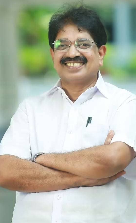 *അധിക്ഷേ പരാമർശം: വ്യാപാരി നേതാവിനെതിരെ ആലപ്പുഴ നഗരസഭാധ്യക്ഷ പരാതി നൽകി*
ആലപ്പുഴ നഗരസഭ ചെയർപേഴ്സൺ മോളി ജേക്കബിനെതിരെ വ്യാപാരി വ്യവസായി ഏകോപന സമിതി സംസ്ഥാന പ്രസിഡന്റ് രാജു അപ്സര നടത്തിയ അപകീർത്തികരമായ പരാമർശത്തിനെതിരെ ജില്ലാ പോലീസ് മേധാവിക്ക് പരാതി നൽകി.
ആലപ്പുഴ നഗരസഭയിലേക്ക് വ്യാപാരി വ്യവസായി ഏകോപന സമിതി നടത്തിയ പ്രതിഷേധ മാർച്ചിൽ ഉദ്ഘാടനം പ്രസംഗം നടത്തുന്നതിനിടെയാണ് രാജു അപ്സര അധിക്ഷേപം നടത്തിയതെന്നാണ് പരാതി.
അഴിമതിക്കാരിയെന്നും കൈക്കൂലിക്കാരിയെന്നും വിശേഷിപ്പിക്കുകയും നഗരസഭ വിൽക്കുകയാണെന്ന തരത്തിലുള്ള ആരോപണങ്ങൾ ഉന്നയിക്കുകയും ചെയ്തതായും ഒരു സ്ത്രീ എന്ന നിലയിലുള്ള അന്തസ്സിനെയും സ്ത്രീത്വത്തെയും അപമാനിക്കുന്ന തരത്തിൽ ‘പൂതന’ എന്ന് പരാമർശിച്ചതായും കുറ്റകൃത്യത്തിന്റെ സ്വഭാവം അനുസരിച്ച് ബാധകമായ നിയമവകുപ്പുകൾ പ്രകാരം എഫ് ഐ ആർ രജിസ്റ്റർ ചെയ്ത് നിയമനടപടി സ്വീകരിക്കണമെന്നും മോളിജേക്കബ് പരാതിയിൽ പറയുന്നു.