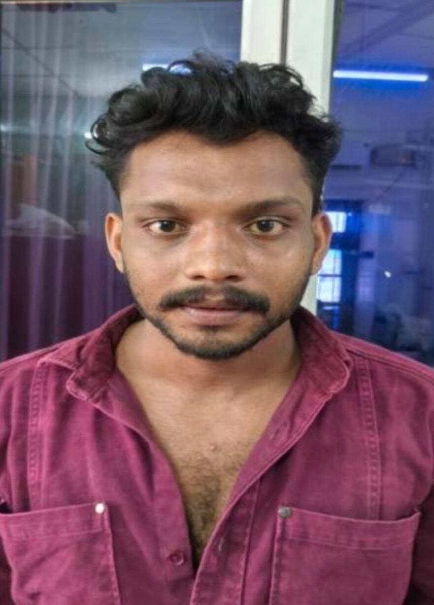 കാപ്പാ നിയമ പ്രകാരം അറസ്റ്റ് ചെയ്തു ജയില് അടച്ചു
ആലപ്പുഴ ജില്ലയിലെ വിവിധ പോലീസ്സ്റ്റേഷൻ പരിധികളിൽ പ്രവർത്തനങ്ങളിൽ ഏർപ്പെട്ടുവന്നിരുന്ന സുധി വയസ്സ്- 28 S/o സാബു ഉമാപറമ്പിൽ കടക്കരപ്പള്ളി പഞ്ചായത്ത് വാർഡ് -11, തൈക്കൽ P O എന്നയാളെ കാപ്പാ നിയമ പ്രകാരം ആലപ്പുഴ ജില്ലാ കലക്ടറുടെ ഉത്തരവിവിന്റെ അടിസ്ഥാനത്തിൽ പട്ടണക്കാട് പോലീസ് അറസ്റ്റ് ചെയ്ത് തിരുവനന്തപുരം സെൻട്രൽ ജയിലിൽ അടച്ചു.. സുധിക്കെതിരെ വിവിധ കോടതികളിലായി കേസുകളിൽ വിചാരണ നടന്നുവരവേ തന്റെ കൂട്ടാളികളുമായി ചേർന്ന് പാലക്കാട് കോഴിക്കോട് ദേശീയപാതയിൽ പാലക്കാട് ടൗൺ നോർത്ത് പോലീസ് സ്റ്റേഷൻ പരിധിയിൽ വച്ച് കാറിൽ സഞ്ചരിച്ചു വന്നിരുന്ന യാത്രക്കാരെ തടഞ്ഞുനിർത്തി മാരകായുധങ്ങൾ ഉപയോഗിച്ച് കാറിന്റെ വിൻഡോ ഗ്ലാസുകൾ തല്ലി തകർത്ത് ഭീകരാന്തരീക്ഷം സൃഷ്ടിച്ച ഉപദ്രവിക്കുകയും പണവും മൊബൈൽ ഫോണുകളും കാറും അപഹരിച്ച് കടന്നുകളയുകയും ചെയ്തതിലേക്ക് പാലക്കാട് ടൗൺ നോർത്ത് പോലീസ് സ്റ്റേഷനിൽ രജിസ്റ്റർ ചെയ്ത കേസിൽ പ്രതിയായതിനെ തുടർന്നാണ് പട്ടണക്കാടു പോലീസ് സ്റ്റേഷനിൽ നിന്നും ആലപ്പുഴ ജില്ലാ പോലീസ് മേധാവിക്ക് റിപ്പോർട്ട് നൽകിയത്. ഈ റിപ്പോർട്ട് ജില്ലാ പോലീസ് മേധാവിയുടെ ശുപാർശ പ്രകാരം കളക്ടറേറ്റിൽ എത്തിയതിനെ തുടർന്നാണ് ഇപ്പോഴുള്ള നടപടി. പ്രതി ഇതിനു മുമ്പ് കപ്പാ നിയമപ്രകാരം 2 തവണ ആലപ്പുഴ ജില്ലയിൽ നിന്നും നാടുകടത്തപ്പെട്ടിട്ടുള്ള വ്യക്തി ആണ് ആലപ്പുഴ ജില്ലാ പോലീസ് മേധാവിയുടെയും, ചേർത്തല ഡെപ്യൂട്ടി പോലീസ് സൂപ്രണ്ട് മഞ്ചുലാൽ, ഇന്സ്പെക്ടർ ജിജിൻ ജോസഫ് എന്നിവരുടെ നിർദ്ദേശാനുസരണം പട്ടണക്കാട് പോലീസ് സ്റ്റേഷൻ സബ് ഇൻസ്പെക്ടർ ഡൊമിനിക് മാത്യു .. സി.പി.ഒ മാരായ ആനന്ദഭാസ്കർ, അരുൺകുമാർ എന്നിവർ ചേർന്നാണ് പ്രതിയെ അറസ്റ്റ് ചെയ്തത് പട്ടണക്കാട് പോലീസ് സ്റ്റേഷൻ പരിധിയിലെ നിരന്തരം പ്രശ്നങ്ങൾ സൃഷ്ടിക്കുന്ന വർക്കെതിരെ സമാനമായ നടപടികൾ സ്വീകരിച്ചു വരികയാണെന്ന് സ്റ്റേഷൻ എസ്.എച്ച്.ഓ അറിയിച്ചു