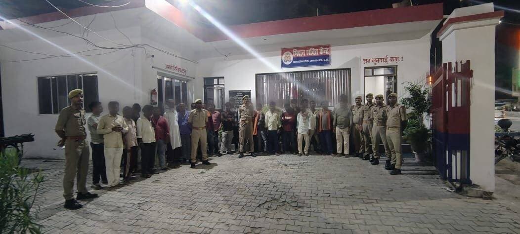 सार्वजनिक स्थान पर शराब पीकर हुड़दंग मचाने वाले 33 व्यक्तियो को किया गया गिरफ्तार
पुलिस अधीक्षक जनपद मऊ श्री कमलेश बहादुर द्वारा शराब के ठेकों के आस पास शराब पीकर हुड़गंद मचाने वालो पर कार्यवाही के लिए चलाये जा रहे अभियान के दृष्टिगत अपर पुलिस अधीक्षक जनपद मऊ श्री अनूप कुमार के निर्देशन व कुशल पर्वेक्षण में तथा क्षेत्राधिकारी नगर श्री नितेश प्रताप सिंह के कुशल नेतृत्व में थाना दक्षिण टोला पुलिस टीम द्वारा सार्वजनिक स्थानो पर शराब पीकर हुड़दंग मचाने/गंदगी फैलाने वाले कुल 33 शराबियों को हिरासत में लेकर 34 पुलिस एक्ट की कार्यवाही अमल में लायी गयी ।