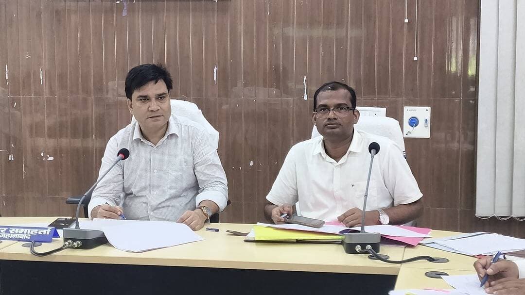 नीलाम पत्र वादों में 11,948.95 लाख रुपये की राशि लंबित, वसूली में तेजी का निर्देश
जहानाबाद : जिले में नीलाम पत्र वादों के लंबित मामलों और बकाया राशि की वसूली को लेकर शुक्रवार को समाहरणालय स्थित सभाकक्ष में समीक्षा बैठक हुई। जिला पदाधिकारी छिरिङ वाई भूटिया के निर्देश पर अपर समाहर्ता सह विभागीय जांच एवं नीलाम पत्र के नोडल पदाधिकारी विनय कुमार सिंह की अध्यक्षता में हुई बैठक में लंबित मामलों के त्वरित निष्पादन और बकाया राशि की वसूली में तेजी लाने का निर्देश दिया गया।
समीक्षा के दौरान बताया गया कि जिले में पूर्व में कुल 6,344 नीलाम पत्र वाद लंबित थे। इन मामलों में 11,256.80 लाख रुपये की राशि की वसूली होनी थी। कार्रवाई के दौरान 28 मामलों में 84.79 लाख रुपये की वसूली की गई। वर्तमान में जिले में 6,806 नीलाम पत्र वाद लंबित हैं, जिनमें 11,948.95 लाख रुपये की राशि की वसूली बाकी है।
अपर समाहर्ता ने सभी नीलाम पत्र पदाधिकारियों को लंबित मामलों में धारा-7 के तहत नोटिस और चेतावनी नोटिस जारी करने का निर्देश दिया। नोटिस के तामिला के बाद नियमानुसार बी/डब्ल्यू वारंट जारी करने को कहा गया। उन्होंने पंजी-IX और पंजी-X का नियमित मिलान कराने तथा लंबित मामलों में वसूली की कार्रवाई तेज करने पर जोर दिया।
सारफेसी के 33 मामले भी लंबित
बैठक में सारफेसी अधिनियम, 2002 के तहत लंबित मामलों की अंचलवार समीक्षा की गई। जहानाबाद अंचल में 15, मखदुमपुर में चार, काको में 13 और रतनी फरीदपुर में एक मामला लंबित पाया गया। संबंधित अंचल अधिकारियों को एक सप्ताह के भीतर जांच प्रतिवेदन जिला बैंकिंग कार्यालय को उपलब्ध कराने का निर्देश दिया गया।
अग्रणी जिला प्रबंधक को बैंक शाखाओं से समन्वय कर पंजी-IX एवं पंजी-X का मिलान सुनिश्चित कराने को कहा गया। सभी नीलाम पत्र पदाधिकारियों को मासिक प्रतिवेदन समय पर उपलब्ध कराने का निर्देश दिया गया। खनन से जुड़े मामलों में खनिज विकास पदाधिकारी से समन्वय कर बकाया राशि की वसूली और लंबित मामलों के प्राथमिकता के आधार पर निष्पादन का निर्देश भी दिया गया।
बैठक में जिला स्तरीय संबंधित पदाधिकारी उपस्थित थे, जबकि प्रखंड एवं अंचल स्तरीय पदाधिकारी वीडियो कांफ्रेंसिंग के माध्यम से जुड़े रहे।