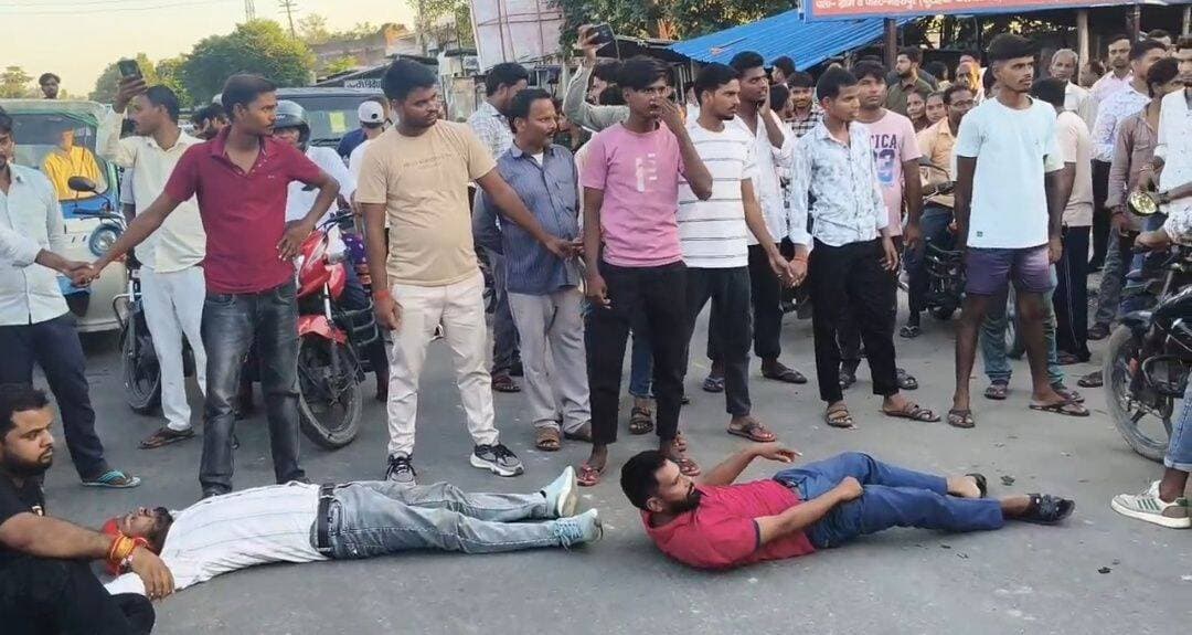 क्या आपको मिल रही 20 से 22 घण्टे बिजली..................अघोषित विद्युत कटौती से आजिज उभोक्ताओ ने बस्ती कलवारी मार्ग पर सड़क पर लेटकर जताया विरोध