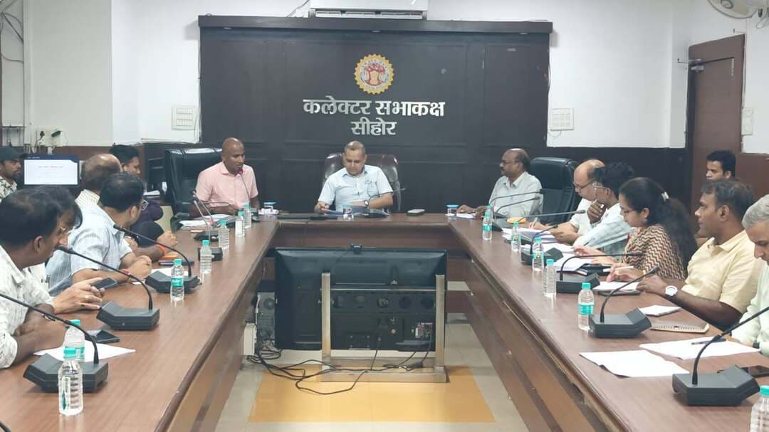 • सेवा संकल्प अभियान की तैयारियों को लेकर बैठक आयोजित
• 17 सितम्बर से 17 अक्टूबर तक जिले में होंगी विभिन्न सेवा एवं जनभागीदारी गतिविधियां
प्रधानमंत्री श्री नरेन्द्र मोदी के जन्म दिवस के अवसर पर 17 सितम्बर से 17 अक्टूबर 2026 तक आयोजित होने वाले सेवा संकल्प अभियान की तैयारियों के संबंध में सीहोर जिले के प्रभारी रेशम उत्पादन आयुक्त श्री मोहित बुंदस की अध्यक्षता में कलेक्ट्रेट सभाकक्ष में बैठक आयोजित की गई। बैठक में उन्होंने संबंधित अधिकारियों को अभियान की सभी तैयारियां समय पूर्व पूर्ण करने तथा विभिन्न गतिविधियों की कार्ययोजना तैयार करने के निर्देश दिए। उन्होंने कहा कि अभियान में जनप्रतिनिधियों के साथ ही अधिक से अधिक नागरिकों की सहभागिता सुनिश्चित की जाए, ताकि सेवा संकल्प अभियान को जन आंदोलन का स्वरूप दिया जा सके।
कलेक्टर श्री बालागुरू के. ने सीहोर जिले में 17 सितम्बर से 17 अक्टूबर तक आयोजित होने वाली विभिन्न गतिविधियों की विस्तार से जानकारी दी। उन्होंने बताया कि अभियान के दौरान सेवा, स्वच्छता, सामाजिक सहभागिता, हितग्राही कल्याण, युवा नवाचार एवं नागरिक दायित्व से जुड़ी गतिविधियां आयोजित की जाएंगी। साथ ही पात्र हितग्राहियों को शासन की योजनाओं का लाभ दिलाने समाज में आये बदलाव की जानकारी जनसामान्य तक पहुंचाने के बारे में जानकारी दी।
बैठक में बताया गया अभियान के तहत आशीर्वाद का दीया, सेवा चित्र, ‘सेवा स्मरण, आंगन का मिलन, कहानी बदलाव की’ और सेवा ज्योति यात्रा’ सहित विभिन्न कार्यक्रम आयोजित किए जाएंगे। वहीं ‘सेवा मेरा योगदान के तहत नागरिकों को रक्तदान वृक्षारोपण, स्वच्छता, स्वास्थ्य जांच, जल संरक्षण, प्लास्टिक-मुक्त जागरूकता, महिला स्वास्थ्य, सड़क सुरक्षा, साइबर सुरक्षा, नशा-मुक्ति, पोषण एवं एनीमिया जागरूकता सहित 25 प्रमुख सेवा गतिविधियों से जोड़ा जाएगा। सेवा सेतु सरकार आपके द्वार’ के माध्यम से विधानसभा एवं विकासखंड स्तर पर शिविर आयोजित कर पात्र नागरिकों को योजनाओं का लाभ दिलाने के लिए आवेदन, दस्तावेज एवं आवश्यक मार्गदर्शन उपलब्ध कराया जाएगा। इसके साथ ही युवाओं को हैकाथॉन एवं इनोवेशन चैलेंज से जोड़ा जाएगा तथा विभिन्न सार्वजनिक स्थलों पर स्वच्छता अभियान एवं श्रमदान भी आयोजित होंगे।
अभियान के दौरान आयोजित गतिविधियों की गतिविधिवार मॉनिटरिंग की जाएगी। केवल कार्यक्रमों की संख्या ही नहीं, बल्कि उनसे प्राप्त वास्तविक परिणाम, लाभान्वित हितग्राहियों, स्वयंसेवकों की सहभागिता तथा फोटो-वीडियो दस्तावेजीकरण भी दर्ज किया जाएगा। कलेक्टर द्वारा अभियान की नियमित समीक्षा की जाएगी। बैठक में अपर कलेक्टर श्री ब्रजेश सक्सेना सहित संबंधित अधिकारी उपस्थित थे।
सेवा मेरा योगदान’ में 25 गतिविधियों से जुड़ेंगे नागरिक
बैठक में बताया गया कि अभियान के दौरान ‘सेवा मेरा योगदान’ के तहत नागरिकों को 25 प्रमुख सेवा गतिविधियों से जोड़ा जाएगा। इनमें रक्तदान, अनाथालय, वृद्धाश्रम भ्रमण, वृक्षारोपण, स्वच्छता, स्वास्थ्य जांच, एक गांव गोद लेकर सेवा कार्य, योग-ध्यान, प्लास्टिक-मुक्त जागरूकता, महिला स्वास्थ्य एवं स्वच्छता, वंचित बच्चों को शिक्षा सहयोग, करियर काउंसलिंग, वरिष्ठ नागरिकों के लिए डिजिटल साक्षरता, अंगदान संकल्प, नशा-मुक्त भारत, पोषण एवं एनीमिया जागरूकता, सड़क सुरक्षा, जल संरक्षण एवं जल स्रोत सफाई, कचरा पृथक्करण एवं कम्पोस्टिंग, साइबर सुरक्षा, फिट इंडिया, वीर गाथा एवं सैनिक सम्मान, दिव्यांगजन सहयोग, मतदाता जागरूकता एवं पंजीयन, वोकल फॉर लोकल और सरकारी योजनाओं की जागरूकता शामिल हैं। नागरिकों को स्वप्रेरणा से सेवा गतिविधियों में भाग लेने के लिए प्रोत्साहित किया जाएगा। सेवा कार्यों का फोटो-वीडियो दस्तावेजीकरण और सोशल मीडिया प्रचार होगा। चयनित गतिविधियों के बिफोरध्आफ्टर वीडियो रील माई भारत पोर्टल पर अपलोड कर डिजिटल प्रमाण-पत्र प्राप्त करने के लिए भी नागरिकों को प्रेरित किया जाएगा। नदी घाटों और सार्वजनिक स्थलों पर स्वच्छता अभियान एवं श्रमदान होंगे तथा श्रमदान करने वालों को सम्मानित किया जाएगा।
<nis:link nis:type=tag nis:id=jansamparkmp nis:value=JansamparkMP nis:enabled=true nis:link/> <nis:link nis:type=tag nis:id=cmmadhyapradesh nis:value=CMMadhyaPradesh nis:enabled=true nis:link/> <nis:link nis:type=tag nis:id=madhyapradesh nis:value=MadhyaPradesh nis:enabled=true nis:link/> <nis:link nis:type=tag nis:id=sehore nis:value=sehore nis:enabled=true nis:link/>
