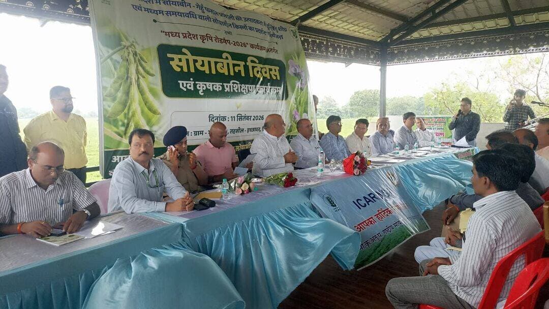 • सोयाबीन दिवस एवं कृषक प्रशिक्षण कार्यक्रम में शामिल हुए राजस्व मंत्री श्री करण सिंह वर्मा
• किसानों को आधुनिक कृषि तकनीक अपनाने और वैज्ञानिक सलाह के अनुरूप खेती करने का किया आह्वान
सोयाबीन दिवस एवं कृषक प्रशिक्षण कार्यक्रम इछावर विकासखण्ड के भाउखेड़ी में आयोजित किया गया। इस कार्यक्रम में राजस्व मंत्री श्री करण सिंह वर्मा शामिल हुए। कार्यक्रम में उन्होंने किसानों से संवाद करते हुए सोयाबीन की खेती में आधुनिक तकनीकों को अपनाने, कृषि वैज्ञानिकों की सलाह के अनुरूप फसल प्रबंधन करने तथा उत्पादन एवं उत्पादकता बढ़ाने के लिए नई कृषि पद्धतियों को अपनाने का आह्वान किया। उन्होंने कहा कि किसानों की समृद्धि और कृषि क्षेत्र का विकास सरकार की प्राथमिकताओं में शामिल है। किसानों को कृषि संबंधी नवीनतम जानकारी और तकनीकी मार्गदर्शन उपलब्ध कराने के लिए इस प्रकार के प्रशिक्षण कार्यक्रम महत्वपूर्ण हैं।
राजस्व मंत्री श्री वर्मा ने कहा कि किसान खेती में वैज्ञानिक दृष्टिकोण अपनाएं और फसल की बुवाई से लेकर कटाई तक कृषि विशेषज्ञों की सलाह को प्राथमिकता दें। उन्होंने किसानों से मिट्टी की स्थिति, मौसम एवं फसल की आवश्यकता के अनुसार कृषि कार्य करने तथा उपलब्ध संसाधनों का बेहतर उपयोग करने की बात कही। उन्होंने कहा कि खेती को लाभ का व्यवसाय बनाने के लिए आधुनिक कृषि तकनीक, उन्नत बीज, संतुलित उर्वरक उपयोग, जल संरक्षण तथा फसल प्रबंधन पर विशेष ध्यान देना आवश्यक है।
कृषि वैज्ञानिकों एवं अधिकारियों ने किसानों को दी उपयोगी जानकारी
कार्यक्रम में कृषि वैज्ञानिकों एवं कृषि अधिकारियों द्वारा किसानों को सोयाबीन की उन्नत खेती से संबंधित महत्वपूर्ण जानकारी दी गई। विशेषज्ञों ने किसानों को फसल की बेहतर पैदावार के लिए आवश्यक कृषि तकनीकों, फसल प्रबंधन, कीट एवं रोग नियंत्रण तथा कृषि संबंधी नवीन उपायों की जानकारी प्रदान की। किसानों को बदलते मौसम एवं परिस्थितियों के अनुरूप खेती की तकनीक अपनाने तथा समय पर कृषि विशेषज्ञों से मार्गदर्शन लेने के लिए भी प्रेरित किया गया।
कृषि अधिकारियों ने किसानों को शासन द्वारा संचालित कृषि योजनाओं एवं किसानों के हित में किए जा रहे प्रयासों की जानकारी भी दी। उन्होंने कहा कि किसान कृषि विभाग एवं कृषि वैज्ञानिकों से निरंतर संपर्क में रहें और किसी भी प्रकार की समस्या होने पर विशेषज्ञों से सलाह लेकर उसका समाधान करें।
किसानों की समस्याओं और सुझावों पर भी हुआ संवाद
कार्यक्रम के दौरान किसानों से उनकी कृषि संबंधी समस्याओं एवं सुझावों पर भी चर्चा की गई। किसानों ने खेती-किसानी से जुड़े विभिन्न विषयों की जानकारी साझा की। अधिकारियों ने किसानों की जिज्ञासाओं का समाधान करते हुए आवश्यक तकनीकी मार्गदर्शन प्रदान किया। कार्यक्रम का उद्देश्य किसानों को नवीन कृषि तकनीकों से अवगत कराते हुए सोयाबीन उत्पादन को अधिक लाभकारी और टिकाऊ बनाना रहा।
कार्यक्रम में कलेक्टर श्री बालागुरू के. एवं पुलिस अधीक्षक श्रीमती सोनाक्षी सक्सेना, डीडीए श्री एके उपाध्याय सहित संबंधित विभागों के अधिकारी, कृषि वैज्ञानिक एवं बड़ी संख्या में किसान उपस्थित रहे। कार्यक्रम के माध्यम से किसानों को कृषि में नवाचार एवं वैज्ञानिक तकनीकों को अपनाने के लिए प्रोत्साहित किया गया।
<nis:link nis:type=tag nis:id=jansamparkmp nis:value=JansamparkMP nis:enabled=true nis:link/> <nis:link nis:type=tag nis:id=cmmadhyapradesh nis:value=CMMadhyaPradesh nis:enabled=true nis:link/> <nis:link nis:type=tag nis:id=madhyapradesh nis:value=MadhyaPradesh nis:enabled=true nis:link/> <nis:link nis:type=tag nis:id=sehore nis:value=sehore nis:enabled=true nis:link/>