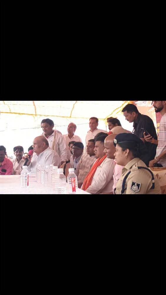 • मुख्यमंत्री जन विश्वास अभियान के तहत बलोंडिया में जिला स्तरीय कार्यक्रम आयोजित
• राजस्व मंत्री ने ग्रामीणों से किया संवाद, सुनी समस्याएं और अधिकारियों को दिए त्वरित निराकरण के निर्देश
• शासन की योजनाओं का लाभ पात्र हितग्राहियों तक पहुंचाना और जनसमस्याओं का शीघ्र निराकरण अभियान का प्रमुख उद्देश्य
• शासकीय सेवक पूरी ईमानदारी और संवेदनशीलता से करें जनता की सेवा
मुख्यमंत्री जन विश्वास अभियान के तहत इछावर विकासखंड के ग्राम बलोंडिया में जिला स्तरीय शिविर एवं भ्रमण आयोजित किया गया। कार्यक्रम में राजस्व मंत्री श्री करण सिंह वर्मा शामिल हुए। उन्होंने ग्रामवासियों से संवाद कर उनकी समस्याएं सुनीं तथा संबंधित अधिकारियों को प्राप्त आवेदनों और समस्याओं का प्राथमिकता के आधार पर निराकरण करने के निर्देश दिए। कार्यक्रम के दौरान कलेक्टर श्री बालागुरू के. एवं पुलिस अधीक्षक श्रीमती सोनाक्षी सक्सेना ने भी ग्रामीणों से चर्चा कर उनकी समस्याओं और मांगों को सुना।
इस अवसर पर राजस्व मंत्री श्री वर्मा ने कहा कि मुख्यमंत्री जन विश्वास अभियान का उद्देश्य शासन और प्रशासन को आमजन के और अधिक निकट लाना है। शासन की योजनाओं और सेवाओं का लाभ पात्र हितग्राहियों तक समय पर पहुंचे तथा ग्रामीणों की समस्याओं का मौके पर समाधान हो, इसी उद्देश्य से जिले के विभिन्न ग्रामों में अधिकारियों द्वारा भ्रमण एवं शिविर आयोजित किए जा रहे हैं। उन्होंने कहा कि अधिकारी-कर्मचारी ग्रामीणों के बीच पहुंचकर उनकी समस्याओं को गंभीरता से सुनें और उनका निराकरण कर आमजन को शीघ्र राहत प्रदान करें।
राजस्व मंत्री श्री वर्मा ने कहा कि प्रधानमंत्री श्री नरेन्द्र मोदी एवं मुख्यमंत्री डॉ. मोहन यादव के नेतृत्व में समाज के प्रत्येक वर्ग के कल्याण के लिए अनेक जनकल्याणकारी योजनाएं संचालित की जा रही हैं। इन योजनाओं का उद्देश्य गरीब, किसान, महिला, युवा, श्रमिक एवं जरूरतमंद परिवारों को सामाजिक और आर्थिक रूप से सशक्त बनाना है। उन्होंने कहा कि प्रधानमंत्री आवास योजना के माध्यम से पात्र परिवारों को पक्के आवास उपलब्ध कराए जा रहे हैं। उज्ज्वला योजना के माध्यम से महिलाओं को स्वच्छ ईंधन की सुविधा मिली है। पात्र परिवारों को निशुल्क राशन उपलब्ध कराया जा रहा है। आयुष्मान भारत योजना के माध्यम से जरूरतमंद परिवारों को बेहतर स्वास्थ्य सुविधा उपलब्ध कराने का कार्य किया जा रहा है। किसानों को प्रधानमंत्री किसान सम्मान निधि का लाभ दिया जा रहा है, वहीं महिलाओं एवं माताओं के कल्याण के लिए प्रधानमंत्री मातृ वंदना योजना सहित अनेक योजनाएं संचालित हैं।
उन्होंने अधिकारियों से कहा कि यह सुनिश्चित किया जाए कि कोई भी पात्र व्यक्ति शासन की जनकल्याणकारी योजना के लाभ से वंचित न रहे। ग्राम स्तर पर योजनाओं की जानकारी आमजन तक पहुंचाने के साथ ही पात्र हितग्राहियों को योजनाओं से जोड़ने के लिए आवश्यक कार्यवाही की जाए। राजस्व मंत्री ने अधिकारियों एवं कर्मचारियों को संबोधित करते हुए कहा कि शासकीय सेवक जनता की सेवा के लिए हैं। इसलिए प्रत्येक अधिकारी-कर्मचारी पूरी ईमानदारी, संवेदनशीलता और जिम्मेदारी के साथ अपने दायित्वों का निर्वहन करे। उन्होंने कहा कि ग्रामीण क्षेत्रों से आने वाले नागरिकों को अपनी छोटी-छोटी समस्याओं के लिए अनावश्यक रूप से कार्यालयों के चक्कर न लगाने पड़ें, इसका विशेष ध्यान रखा जाए। उन्होंने अधिकारियों को निर्देश दिए कि आमजन की समस्याओं को सुनकर उनके निराकरण में अनावश्यक विलंब न किया जाए। जिन समस्याओं का समाधान स्थानीय स्तर पर संभव है, उनका तत्काल निराकरण सुनिश्चित किया जाए तथा जिन प्रकरणों में उच्च स्तर से कार्यवाही आवश्यक है, उन्हें समय-सीमा में संबंधित स्तर पर भेजकर उसका निराकरण कराया जाए।
ग्रामीणों की मांग पर बलोंडिया-नवलपुरा-झागरिया मार्ग निर्माण की बात
कार्यक्रम के दौरान ग्रामवासियों द्वारा क्षेत्र की विभिन्न आवश्यकताओं एवं समस्याओं से राजस्व मंत्री को अवगत कराया गया। ग्रामीणों ने बलोंडिया से नवलपुरा होते हुए झागरिया तक सड़क निर्माण की मांग रखी। राजस्व मंत्री ने ग्रामीणों की मांग को गंभीरता से सुना और सड़क निर्माण की बात कही। उन्होंने कहा कि क्षेत्र के विकास और ग्रामीणों की आवागमन सुविधा को बेहतर बनाने के लिए आवश्यक कार्यों को प्राथमिकता के साथ आगे बढ़ाया जाएगा।
मंच से पूछा योजनाओं का लाभ मिल रहा है या नहीं
राजस्व मंत्री श्री वर्मा ने कार्यक्रम के दौरान उपस्थित ग्रामीणों से सीधे संवाद करते हुए पूछा कि उन्हें शासन की विभिन्न योजनाओं का लाभ मिल रहा है या नहीं। उन्होंने प्रधानमंत्री आवास, राशन, आयुष्मान कार्ड, किसान सम्मान निधि तथा अन्य जनकल्याणकारी योजनाओं के संबंध में ग्रामीणों से जानकारी ली।
उन्होंने अधिकारियों को निर्देश दिए कि पात्र हितग्राहियों को योजनाओं का लाभ दिलाने के साथ-साथ योजनाओं की वास्तविक स्थिति की भी जानकारी प्राप्त करें। यदि किसी पात्र व्यक्ति को योजना का लाभ नहीं मिला है तो उसके कारणों की जांच कर आवश्यक कार्यवाही की जाए। उन्होंने कहा कि शासन की योजनाओं का वास्तविक उद्देश्य तभी पूरा होगा, जब उनका लाभ अंतिम पंक्ति में खड़े व्यक्ति तक पहुंचे।
कलेक्टर और एसपी ने सुनीं ग्रामीणों की समस्याएं
कार्यक्रम के दौरान कलेक्टर श्री बालागुरू के. एवं पुलिस अधीक्षक श्रीमती सोनाक्षी सक्सेना ने भी ग्रामीणों से संवाद किया। कलेक्टर ने विभिन्न विभागों से संबंधित समस्याओं और मांगों की जानकारी लेते हुए संबंधित अधिकारियों को आवश्यक निर्देश दिए। उन्होंने कहा कि मुख्यमंत्री जन विश्वास अभियान के अंतर्गत आयोजित भ्रमण और शिविर केवल औपचारिक कार्यक्रम न होकर ग्रामीणों की समस्याओं के समाधान का प्रभावी माध्यम बनें।
शिविर में एसडीएम श्रीमती स्वाति मिश्रा, जनपद सीईओ श्रीमती रूशाली पोरस, श्री पंकज गुप्ता, श्री जगदीश पटेल सहित बड़ी संख्या में ग्रामवासी उपस्थित रहे।
<nis:link nis:type=tag nis:id=jansamparkmp nis:value=JansamparkMP nis:enabled=true nis:link/> <nis:link nis:type=tag nis:id=cmmadhyapradesh nis:value=CMMadhyaPradesh nis:enabled=true nis:link/> <nis:link nis:type=tag nis:id=madhyapradesh nis:value=MadhyaPradesh nis:enabled=true nis:link/> <nis:link nis:type=tag nis:id=sehore nis:value=sehore nis:enabled=true nis:link/>