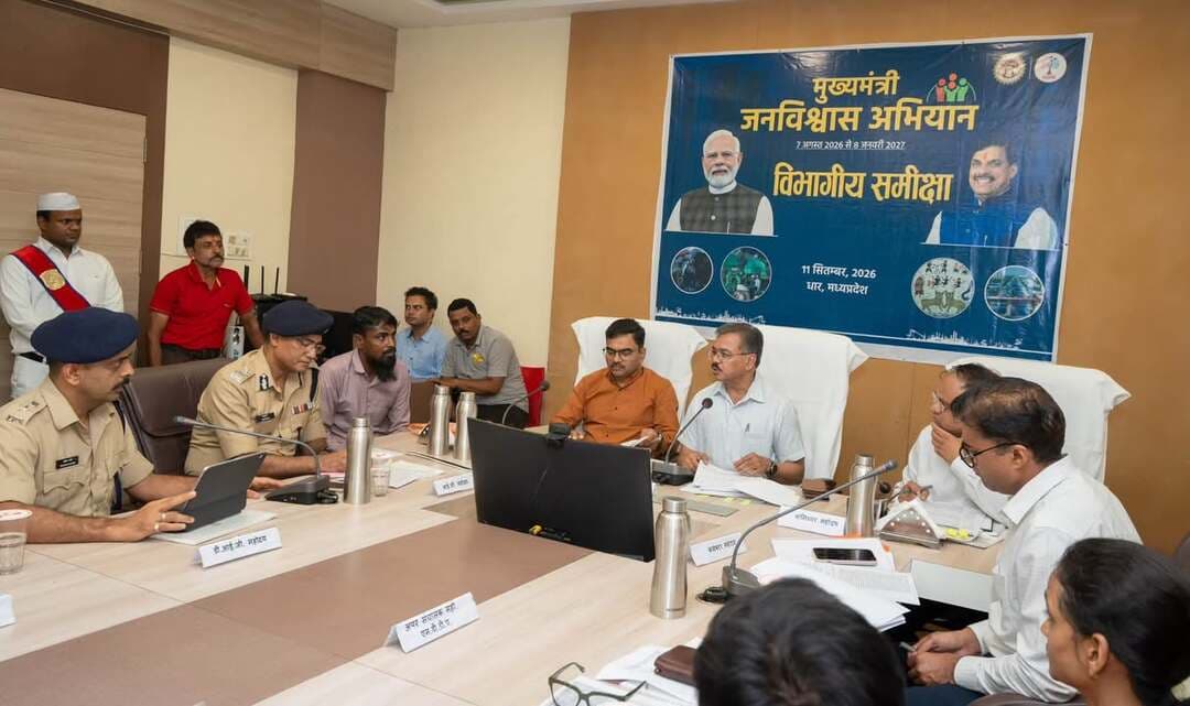 सीएम हेल्पलाइन शिकायतों में जिलाधिकारी स्वयं शिकायतकर्ता से बात करें, शिकायतों का एक्टिव रिव्यू शुरू करें
मुख्य सचिव ने समाधान ऑनलाइन के साथ की विभागीय कार्यों की समीक्षा
मुख्य सचिव श्री अशोक बर्णवाल ने मुख्यमंत्री जन विश्वास अभियान अंतर्गत कलेक्टर कार्यालय सभागार में समाधान ऑनलाइन के साथ विभागीय कार्यों एवं सीएम हेल्पलाइन शिकायतों की समीक्षा की। इस दौरान मुख्यमंत्री के सचिव डॉ. सुद्दाम खाड़े, इंदौर संभागायुक्त, कलेक्टर श्री राजीव रंजन मीणा, पुलिस अधीक्षक, जिला पंचायत सीईओ, अपर कलेक्टर एवं जिला अधिकारी उपस्थित रहे।
मुख्य सचिव श्री बर्णवाल ने निर्देश दिए कि सीएम हेल्पलाइन की शिकायतों में जिलाधिकारी स्वयं शिकायतकर्ता से बात करें और शिकायतों का एक्टिव रिव्यू शुरू करें। 100 दिवस या उससे अधिक समय से लंबित शिकायतों को गंभीरता से लेते हुए प्रत्येक शिकायत की समीक्षा कर समयबद्ध निराकरण सुनिश्चित किया जाए।
समाधान ऑनलाइन में शिकायतकर्ता जुबे खां की पुलिस प्रकरण से संबंधित शिकायत सुनी गई। प्रकरण का निराकरण हो चुका था। मुख्य सचिव ने संबंधित थाने द्वारा की गई देरी को लेकर पुलिस अधीक्षक को तत्काल कार्रवाई के निर्देश दिए। पुलिस अधीक्षक को थानों की समीक्षा करने तथा प्रकरणों में चालान लंबित नहीं रखने और प्रत्येक कार्य के लिए समय-सीमा निर्धारित करने के निर्देश दिए।
शिकायतकर्ता सुरेश कुमावत के घर जलने के प्रकरण में राशि मिलने में हुए विलंब पर मुख्य सचिव ने संबंधित समय के नायब तहसीलदार एवं रीडर की एक-एक वेतन वृद्धि रोकने के निर्देश दिए।
पेयजल योजना अंतर्गत शिकायतकर्ता पप्पू मंडलोई की पाइपलाइन फूटने की शिकायत 107 दिवस से लंबित थी। मुख्य सचिव ने नल-जल योजनाओं की प्रभावी मॉनिटरिंग के लिए सिस्टम विकसित करने तथा जिला पंचायत सीईओ को लगातार निगरानी रखते हुए प्रत्येक सप्ताह समीक्षा करने के निर्देश दिए।
निशक्त विवाह प्रोत्साहन योजना से संबंधित शिकायतकर्ता श्रीमती बसंती पिता पहाड़ की शिकायत का निराकरण हो चुका था। मुख्य सचिव ने सामाजिक न्याय विभाग को निर्देशित किया कि इस प्रकार की सभी लंबित शिकायतों का एक सप्ताह में निराकरण सुनिश्चित करें।
स्वरोजगार योजना में सब्सिडी नहीं मिलने की शिकायतकर्ता दीप कुमार दांगी तथा प्रधानमंत्री मातृ वंदना योजना की किस्त प्राप्त नहीं होने की शिकायतकर्ता कशिश जाधव की शिकायत भी सुनी गई। मुख्य सचिव ने संबंधित विभागों को आवश्यक कार्रवाई के निर्देश दिए।
मुख्य सचिव ने स्वास्थ्य विभाग की समीक्षा के दौरान एंबुलेंस के समय पर नहीं पहुंचने की शिकायतों पर गंभीरता से कार्रवाई के निर्देश दिए। उन्होंने कलेक्टर को संबंधित प्रकरणों में एंबुलेंस की राशि काटने के निर्देश दिए। महिला एवं बाल विकास विभाग को एनआरसी में बच्चों को भर्ती कराकर उन्हें आवश्यक स्वास्थ्य लाभ दिलाने के निर्देश दिए।
उन्होंने सबसे अधिक लंबित शिकायत वाले विभागों के अधिकारियों से चर्चा कर शिकायतों के शीघ्र निराकरण के निर्देश दिए। प्रत्येक विभाग की अलग-अलग समीक्षा करते हुए अधिकारियों को शिकायतों के निराकरण के साथ उनकी गुणवत्ता पर भी ध्यान देने को कहा।
बैठक में स्वामित्व योजना की तैयारियों, प्लॉट रजिस्ट्री प्रदान करने तथा अभियान की तैयारियों की भी समीक्षा की गई।
#jansampark #ratlam
#MadhyaPradesh