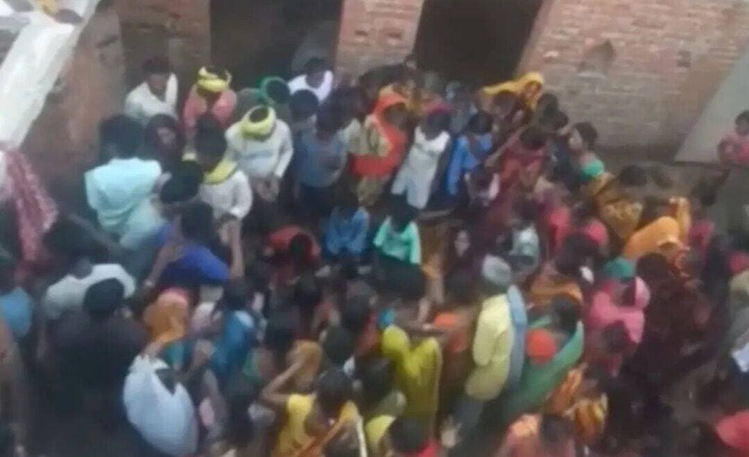 रोहतास जिले के कच्छवां थाना क्षेत्र के सोन नदी तट पर शुक्रवार को भैंस चरा रहे 21 वर्षीय युवक की आकाशीय बिजली की चपेट में आने से मौत हो गई। मृतक की पहचान मंगराव पंचायत के नोआव शंकर टोला निवासी छोटन कुमार के रूप में हुई है। बताया जाता है कि छोटन कुमार रोज की तरह सोन नदी के तट पर भैंस चराने गया था। भैंस चराने के बाद घर लौटने के दौरान अचानक तेज बारिश के साथ मेघ गर्जन शुरू हो गया। इसी दौरान आकाशीय बिजली गिरने से वह उसकी चपेट में आ गया और मौके पर ही उसकी मौत हो गई।