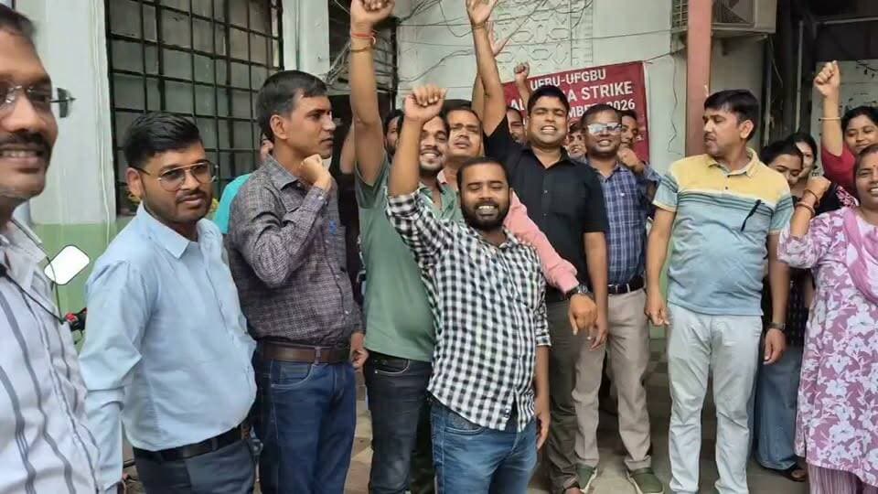 पांच दिवसीय बैंकिंग व्यवस्था लागू करने और पीएलआई में भेदभाव खत्म करने की मांग को लेकर यूएफबीयू के आह्वान पर रोहतास जिले में भी बैंक अधिकारी-कर्मचारी हड़ताल पर रहे। हड़ताल के कारण बैंकिंग सेवाएं प्रभावित हुईं और करीब 70 करोड़ रुपये का लेनदेन प्रभावित रहा।
