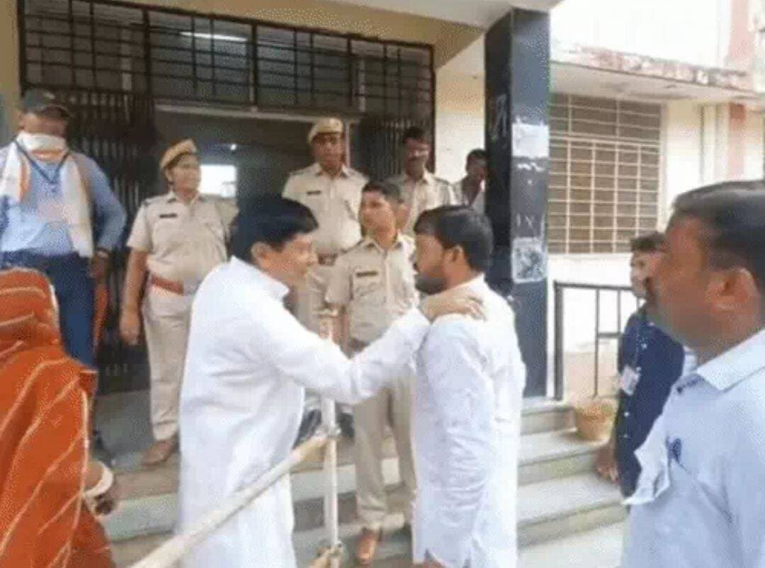 बीजेपी प्रत्याशी की कांग्रेस सांसद से बहस:* मीडिया प्रभारी पर फर्जी वोट डलवाने का आरोप; पैर फ्रैक्चर फिर भी मत देने आया 😂👍💥