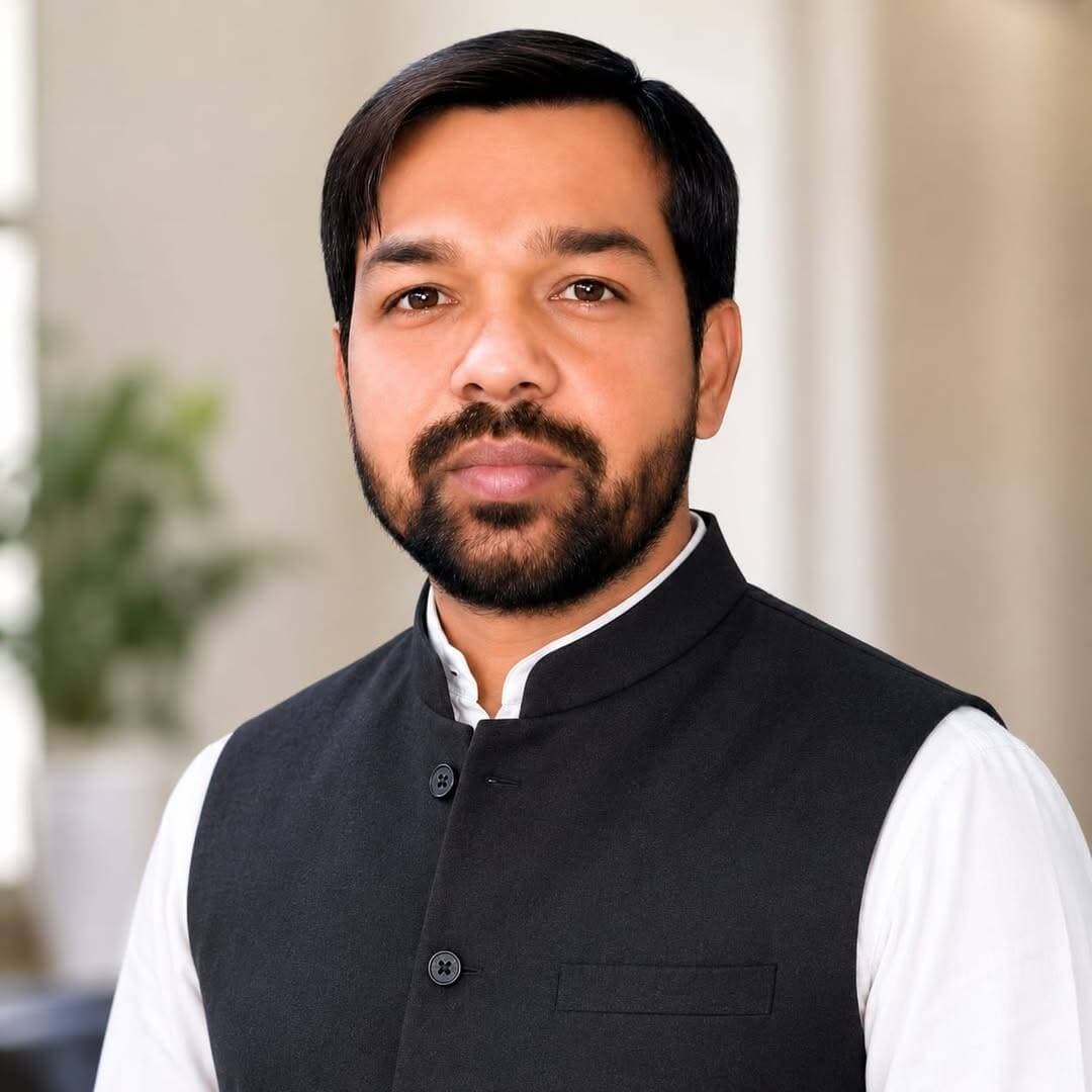 ग्रामीण सफाई कर्मियों के हित में हरियाणा सरकार का ऐतिहासिक कदम: डॉ. भारत भूषण टाक
हरियाणा सरकार ने प्रदेश के ग्रामीण सफाई कर्मियों के हित में महत्वपूर्ण निर्णय लेकर एक बार फिर यह साबित किया है कि मुख्यमंत्री श्री नायब सिंह सैनी के नेतृत्व वाली सरकार समाज के अंतिम व्यक्ति तक सरकारी योजनाओं और कल्याणकारी नीतियों का लाभ पहुंचाने के लिए प्रतिबद्ध है।
हरियाणा राज्य सफाई कर्मचारी आयोग के उपाध्यक्ष डॉ. भारत भूषण टाक ने ग्रामीण सफाई कर्मियों के हित में लिए गए इन महत्वपूर्ण निर्णयों का स्वागत करते हुए मुख्यमंत्री श्री नायब सिंह सैनी का आभार व्यक्त किया। उन्होंने कहा कि सरकार के ये फैसले केवल आर्थिक लाभ तक सीमित नहीं हैं, बल्कि ग्रामीण सफाई कर्मियों के सम्मान, सामाजिक सुरक्षा, कार्य परिस्थितियों और भविष्य की सुरक्षा से सीधे जुड़े हुए हैं। डॉ. भारत भूषण टाक ने कहा कि प्रदेश की ग्रामीण स्वच्छता व्यवस्था को मजबूत बनाने में ग्रामीण सफाई कर्मियों की भूमिका अत्यंत महत्वपूर्ण है। गांवों में स्वच्छता बनाए रखने से लेकर बीमारियों की रोकथाम और स्वच्छ वातावरण तैयार करने तक ये कर्मचारी प्रतिदिन महत्वपूर्ण जिम्मेदारी निभाते हैं। सरकार ने उनके योगदान को समझते हुए उनकी मांगों और समस्याओं पर संवेदनशीलता के साथ विचार किया है।
-मई की बैठक में उठी मांगों पर सरकार ने लिया सकारात्मक संज्ञान
डॉ. भारत भूषण टाक ने बताया कि मई 2026 में ग्रामीण सफाई कर्मियों के साथ हुई बैठक में कर्मचारियों की विभिन्न मांगों और समस्याओं पर विस्तार से चर्चा हुई थी। बैठक में मानदेय का समय पर भुगतान, कार्य क्षेत्र से बाहर ड्यूटी करने पर भत्ता, वर्दी एवं धुलाई भत्ता तथा ड्यूटी के दौरान मृत्यु होने की स्थिति में परिवार की सुरक्षा सहित कई महत्वपूर्ण विषय सामने रखे गए थे।
उन्होंने कहा कि मुख्यमंत्री नायब सिंह सैनी के नेतृत्व वाली सरकार ने इन मांगों को केवल आश्वासन तक सीमित नहीं रखा, बल्कि उन पर ठोस निर्णय लेकर यह संदेश दिया है कि सरकार कर्मचारियों की समस्याओं को गंभीरता से सुनती और उनका समाधान करती है।
-21 हजार रुपये प्रतिमाह की बढ़ोतरी से बड़ी आर्थिक राहत
सरकार द्वारा ग्रामीण सफाई कर्मियों के मानदेय में 21 सौ रुपये प्रतिमाह की वृद्धि की गई है। अब मानदेय 16 हजार रुपये से बढ़ाकर 18 हजार एक सौ रुपये प्रतिमाह कर दिया गया है।
यह बढ़ोतरी जनवरी 2026 से लागू रहेगी तथा जनवरी 2026 से बढ़े हुए मानदेय की जो बकाया राशि बनती है, उसका भुगतान भी किया जाएगा।
डॉ.भारत भुषण टांक ने कहा कि मानदेय में यह बढ़ोतरी प्रदेश सरकार की कर्मचारी हितैषी सोच को दर्शाती है। महंगाई के इस दौर में अतिरिक्त 2,100 रुपये प्रतिमाह ग्रामीण सफाई कर्मियों के परिवारों के लिए निश्चित रूप से महत्वपूर्ण आर्थिक सहायता साबित होंगे।
-हर माह 7 तारीख तक भुगतान देरी पर 500 रुपये का जुर्माना
ग्रामीण सफाई कर्मियों के लिए समय पर मानदेय भुगतान सुनिश्चित करना सरकार के निर्णयों में एक महत्वपूर्ण पहल है। अब प्रत्येक माह की 7 तारीख तक ग्रामीण सफाई कर्मियों के मानदेय का भुगतान सुनिश्चित किया जाएगा। यदि भुगतान में निर्धारित समय से देरी होती है तो 500 रुपये का जुर्माना लगाए जाने का प्रावधान किया गया है।
उपाध्याक्ष ने कहा कि समय पर वेतन अथवा मानदेय प्राप्त करना किसी भी कर्मचारी के परिवार की आर्थिक व्यवस्था के लिए बेहद जरूरी है। सरकार के इस निर्णय से ग्रामीण सफाई कर्मियों को अपने घरेलू खर्च, बच्चों की शिक्षा, स्वास्थ्य और अन्य आवश्यकताओं की योजना बनाने में सुविधा मिलेगी। ड्यूटी के दौरान मृत्यु पर परिवार को अनुकंपा नियुक्ति हरियाणा सरकार द्वारा लिया गया सबसे महत्वपूर्ण और संवेदनशील निर्णय ड्यूटी के दौरान मृत्यु होने पर ग्रामीण सफाई कर्मी के परिवार के एक सदस्य को अनुकंपा के आधार पर नियुक्ति देने का प्रावधान है।
-क्षेत्र से बाहर ड्यूटी पर 200 रुपये प्रतिदिन भत्ता
ग्रामीण सफाई कर्मियों को यदि उनके गांव से बाहर ड्यूटी पर लगाया जाता है तो उन्हें अब 200 रुपये प्रतिदिन का भत्ता दिया जाएगा।
डॉ.भारत भुषण टांक ने बताया कि यह भत्ता संबंधित खंड विकास एवं पंचायत अधिकारी कार्यालय द्वारा पेटी कैश से दिया जाएगा।
उन्होंने कहा कि गांव से बाहर ड्यूटी करने वाले कर्मचारियों को यात्रा एवं अन्य छोटे-मोटे अतिरिक्त खर्च का सामना करना पड़ता है। सरकार द्वारा इस समस्या को ध्यान में रखते हुए भत्ते का प्रावधान करना व्यावहारिक और कर्मचारी हितैषी निर्णय है।
-वर्दी भत्ते में 2 हजार रुपये की बढ़ोतरी
ग्रामीण सफाई कर्मियों की कार्य प्रकृति को देखते हुए सरकार ने उनके वार्षिक वर्दी भत्ते में भी बढ़ोतरी की है। वर्दी भत्ता अब 4 हजार रुपये से बढ़ाकर 6 हजार रुपये प्रतिवर्ष कर दिया गया है। उन्होंनेे कहा कि सफाई कर्मियों के लिए कार्य के दौरान उचित वर्दी और सुरक्षा से जुड़ी आवश्यकताएं महत्वपूर्ण हैं। बढ़ा हुआ वर्दी भत्ता कर्मचारियों को बेहतर सुविधा उपलब्ध कराने में सहायक होगा।
-धुलाई भत्ता बढ़ाकर 15 सौ रुपये
सरकार ने ग्रामीण सफाई कर्मियों के धुलाई भत्ते में भी 500 रुपये की वृद्धि की है। अब धुलाई भत्ता एक हजार रुपये से बढ़ाकर 15 सौ रुपये प्रतिवर्ष कर दिया गया है।
आयोग के उपाध्यक्ष ने कहा कि सफाई कर्मियों के कार्य की प्रकृति अन्य सामान्य कार्यालयी कार्यों से अलग है। इसलिए उनकी वास्तविक कार्य परिस्थितियों को ध्यान में रखकर धुलाई भत्ते में वृद्धि करना सरकार की संवेदनशील सोच का प्रमाण है।
-मुख्यमंत्री नायब सिंह सैनी के नेतृत्व में कर्मचारी हित सर्वोपरि
डॉ. भारत भूषण टाक ने कहा कि मुख्यमंत्री श्री नायब सिंह सैनी के नेतृत्व में हरियाणा सरकार ने समाज के गरीब, वंचित और मेहनतकश वर्गों के हितों को अपनी नीतियों में विशेष स्थान दिया है। उन्होंने कहा कि सरकार का मूल उद्देश्य अंत्योदय की भावना के साथ अंतिम व्यक्ति तक विकास और कल्याण का लाभ पहुंचाना है। ग्रामीण सफाई कर्मी इसी समाज का महत्वपूर्ण हिस्सा हैं और सरकार द्वारा उनके हित में लिए गए निर्णय इसी सोच को आगे बढ़ाते हैं।
डॉ. टाक ने कहा कि सफाई कर्मियों को केवल कर्मचारी के रूप में नहीं बल्कि स्वच्छ हरियाणा के निर्माण में महत्वपूर्ण भागीदार के रूप में सम्मान दिया जाना चाहिए। सरकार के निर्णय इसी सम्मान की भावना को मजबूत करते हैं।
डॉ. भारत भुषण टाक ने कहा कि ग्रामीण सफाई कर्मियों की समस्याओं को सरकार तक पहुंचाने और उनके समाधान की प्रक्रिया में कैबिनेट मंत्री श्री कृष्ण पंवार तथा कैबिनेट मंत्री श्री कृष्ण बेदी की भूमिका भी सकारात्मक और सराहनीय रही है। उन्होंने कहा कि सरकार के जनप्रतिनिधियों द्वारा कर्मचारियों की समस्याओं को सुनना, संबंधित विभागों के साथ चर्चा करना और समाधान की दिशा में आगे बढ़ना लोकतांत्रिक व्यवस्था में सरकार और कर्मचारियों के बीच विश्वास को मजबूत करता है।
डॉ. बीबी टाक ने कहा कि हरियाणा राज्य सफाई कर्मचारी आयोग सफाई कर्मचारियों की समस्याओं, अधिकारों और कल्याण से जुड़े विषयों को सरकार के समक्ष प्रभावी ढंग से उठाता रहेगा। उन्होंने कहा कि आयोग का उद्देश्य है कि प्रदेश के प्रत्येक सफाई कर्मचारी को उसका अधिकार मिले, उसे सम्मानजनक कार्य वातावरण मिले तथा किसी भी प्रकार की समस्या होने पर उसकी सुनवाई सुनिश्चित हो।
