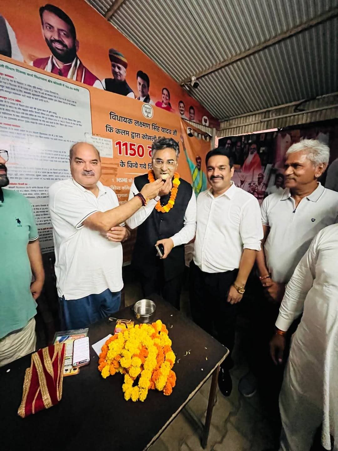 चुनाव जीतते ही रेवाड़ी विधायक लक्ष्मण सिंह यादव से आशीर्वाद लेने पहुंचे नवनिर्वाचित बार प्रधान सौरभ यादव # भाजपा नेता व एडवोकेट अजय कांटीवाल भी मौजूद रहे
रेवाड़ी समाचार पंकज कुमार।
जिला बार एसोसिएशन चुनाव में शानदार जीत हासिल करने के बाद नवनिर्वाचित प्रधान एडवोकेट सौरभ यादव ने रेवाड़ी के विधायक लक्ष्मण सिंह यादव के आवास पर पहुंचकर उनसे मुलाकात की और आशीर्वाद लिया।
विधायक लक्ष्मण सिंह यादव ने नवनिर्वाचित बार प्रधान का गर्मजोशी से स्वागत किया और उन्हें जीत की मिठाई खिलाकर शुभकामनाएं दीं। इस दौरान दोनों के बीच अधिवक्ताओं के हित और बार की बेहतरी को लेकर सकारात्मक चर्चा हुई।
पद की गरिमा और अधिवक्ताओं का कल्याण प्राथमिकता: विधायक
मुलाकात के दौरान विधायक लक्ष्मण सिंह यादव ने कहा कि जिला बार एसोसिएशन के प्रधान का पद बेहद गरिमामय और जिम्मेदारी भरा होता है। उन्होंने उम्मीद जताई कि सौरभ यादव इस पद की गरिमा को बनाए रखते हुए पूरी निष्ठा के साथ काम करेंगे। विधायक ने आश्वासन दिया कि अधिवक्ताओं के कल्याण और बार एसोसिएशन की बेहतरी के लिए शासन-प्रशासन के स्तर पर जो भी सहयोग चाहिए होगा, वह हमेशा उपलब्ध रहेगा।
अधिवक्ताओं के हितों के लिए रहूंगा प्रतिबद्ध: सौरभ यादव
नवनिर्वाचित बार प्रधान एडवोकेट सौरभ यादव ने विधायक का आभार व्यक्त करते हुए कहा कि वह वकीलों के मान-सम्मान और उनकी समस्याओं के समाधान के लिए सदैव तत्पर रहेंगे। उन्होंने विश्वास दिलाया कि अधिवक्ताओं के भलाई और बार एसोसिएशन के विकास के लिए वह हर संभव प्रयास करेंगे।
इस अवसर पर कई अन्य वरिष्ठ अधिवक्ता और गणमान्य लोग भी मौजूद रहे, जिन्होंने सौरभ यादव को इस नई जिम्मेदारी के लिए बधाई दी।