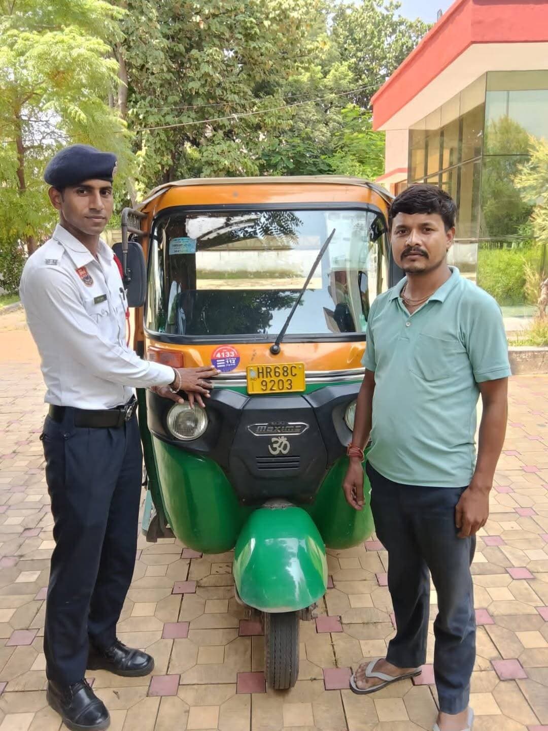 पंचकूला में सुरक्षित सफर की दिशा में पुलिस कमिश्नर पंकज नैन की बड़ी पहल: ऑटो व ई-रिक्शा चालकों का सत्यापन कर जारी किए 4,250 यूनिक पहचान स्टीकर
पंचकूला में यात्रियों की सुरक्षा, अपराध नियंत्रण और यातायात व्यवस्था होगी और अधिक सुदृढ़: पुलिस कमिश्नर पंकज नैन
पंचकूला/ 11 सितंबर:- पंचकूला पुलिस द्वारा जिले में सार्वजनिक परिवहन को अधिक सुरक्षित, पारदर्शी और व्यवस्थित बनाने के उद्देश्य से एक विशेष सत्यापन एवं पहचान अभियान चलाया जा रहा है। जुलाई माह के मध्य में पुलिस कमिश्नर पंकज द्वारा शुरू किए गए इस अभियान के तहत जिले में संचालित सभी ऑटो रिक्शा और ई-रिक्शा का व्यापक सत्यापन कर उन्हें विभागीय यूनिक पहचान स्टीकर आवंटित किए जा रहे हैं। अभियान को सुचारू रूप से लागू करने के लिए एसीपी ट्रैफिक सुरेन्द्र सिंह को नोडल अधिकारी नियुक्त किया गया था।
डीसीपी क्राइम एंड ट्रैफिक अमरिंदर सिंह ने बताया कि जिले में पंजीकृत सभी ऑटो और ई-रिक्शा का डेटा प्राप्त कर चरणबद्ध तरीके से सत्यापन कार्य किया जा रहा है। पूर्व में सत्यापित वाहनों सहित अब तक कुल 4,250 ऑटो व ई-रिक्शा पर यूनिक पहचान स्टीकर लगाए जा चुके हैं। वाहन के आगे और पीछे स्पष्ट रूप से चिपकाए गए इस स्टीकर पर वाहन पंजीकरण संख्या, चालक का आईडी कोड, निर्धारित रूट/जोन तथा विभागीय यूनिक नंबर दर्ज है। यह स्टीकर वाहन के आधिकारिक सत्यापन का प्रमाण है, जिससे पुलिस और आम नागरिक आसानी से किसी भी वाहन की पहचान कर सकेंगे और अवैध रूप से चल रहे वाहनों पर नकेल कसी जा सकेगी। इस दौरान ट्रैफिक पुलिस की टीमों ने विभिन्न क्षेत्रों में चालकों को जागरूक भी किया।
पुलिस कमिश्नर आईपीएस पंकज नैन: सार्वजनिक परिवहन की सुरक्षा और पारदर्शिता किसी भी आधुनिक शहर की कानून-व्यवस्था की रीढ़ होती है। पंचकूला में दैनिक आवागमन के लिए ऑटो और ई-रिक्शा एक प्रमुख साधन हैं, ऐसे में यात्रियों विशेषकर महिलाओं, बच्चों और वरिष्ठ नागरिकों की संपूर्ण सुरक्षा सुनिश्चित करना हमारी सर्वोच्च प्राथमिकता है। इस यूनिक पहचान स्टीकर व्यवस्था से न केवल असामाजिक तत्वों पर पैनी नजर रखी जा सकेगी और अपराध नियंत्रण में मदद मिलेगी, बल्कि यातायात प्रबंधन भी अधिक जवाबदेह और सुव्यवस्थित बनेगा। अनधिकृत चालकों और अवैध वाहनों की पहचान तुरंत होने से आम जनता का पुलिस व परिवहन प्रणाली पर विश्वास और अधिक मजबूत होगा।
पंचकूला पुलिस ने अभी तक सत्यापन न कराने वाले सभी ऑटो व ई-रिक्शा चालकों से अपील की है कि वे इस सुरक्षा व्यवस्था में सहयोग करें और समय पर सत्यापन पूर्ण कराकर विभागीय यूनिक पहचान स्टीकर अवश्य प्राप्त करें।