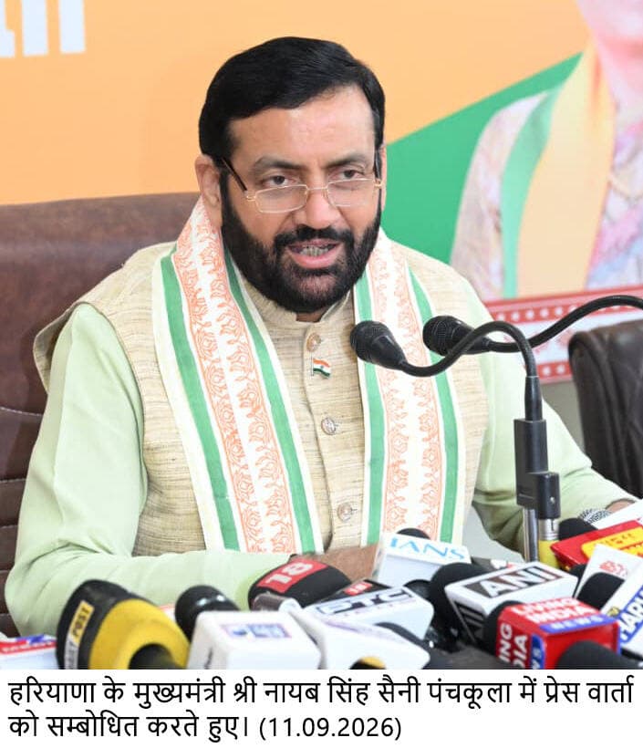 55 साल के शासन में कांग्रेस ने कितने गरीबों को गरीबी से बाहर निकाला, बताए: सीएम सैनी
पंचकूला, 11 सितंबर। हरियाणा के मुख्यमंत्री नायब सिंह सैनी ने कांग्रेस पर निशाना साधते हुए कहा कि कांग्रेस ने करीब 55 वर्षों तक देश पर शासन किया, लेकिन आज तक यह नहीं बता पाई कि उसके शासनकाल में कितने गरीब गरीबी रेखा से बाहर आए। उन्होंने कहा कि प्रधानमंत्री नरेंद्र मोदी के नेतृत्व वाली सरकार की गरीब कल्याणकारी योजनाओं के परिणामस्वरूप करीब 25 करोड़ लोग गरीबी रेखा से बाहर आए हैं।
पंचकूला में ‘सेवा संकल्प अभियान’ को लेकर आयोजित प्रेस वार्ता में मुख्यमंत्री ने कहा कि प्रधानमंत्री नरेंद्र मोदी के सार्वजनिक जीवन के 25 वर्ष सेवा, सुशासन, गरीब कल्याण और राष्ट्र के प्रति समर्पण के रहे हैं। उन्होंने आरोप लगाया कि कांग्रेस के पास मोदी सरकार के कार्यों का मुकाबला करने के लिए न कोई नीति है और न ही ठोस मुद्दा। इसलिए कांग्रेस प्रधानमंत्री को बदनाम करने के लिए बाहर से लिखी स्क्रिप्ट लेकर घूम रही है।
गरीब कल्याण को सरकार ने बनाया प्राथमिकता
मुख्यमंत्री ने कहा कि कांग्रेस के शासनकाल में गरीबों की स्थिति में अपेक्षित सुधार नहीं हुआ। कांग्रेस के पास गरीबी के आंकड़े जरूर थे, लेकिन गरीबों को गरीबी से बाहर निकालने का हिसाब नहीं है। इसके विपरीत मोदी सरकार ने गरीब के सम्मान और जीवन स्तर को अपनी नीतियों के केंद्र में रखा।
उन्होंने कहा कि हरियाणा में गरीब परिवारों को करीब 1.60 लाख मकान बनाकर दिए गए हैं। यह केवल पक्की छत देने का काम नहीं, बल्कि गरीब परिवारों को सम्मान, सुरक्षा और बेहतर भविष्य देने की दिशा में कदम है।
12 करोड़ शौचालय बनाकर महिलाओं को दिया सम्मान
सैनी ने कहा कि प्रधानमंत्री मोदी ने देश में करीब 12 करोड़ शौचालय बनवाकर महिलाओं को ‘इज्जत घर’ देने का काम किया। उन्होंने आरोप लगाया कि जब प्रधानमंत्री ने लाल किले से शौचालय निर्माण का संकल्प लिया था, तब कांग्रेस ने इसका मजाक उड़ाया था। मुख्यमंत्री ने कहा कि कांग्रेस को समझना चाहिए कि वह प्रधानमंत्री का नहीं, बल्कि उन गरीब महिलाओं के सम्मान का मजाक उड़ा रही थी, जिनके घरों में शौचालय तक नहीं थे।
उन्होंने कोरोना काल का जिक्र करते हुए कांग्रेस पर वैक्सीन को लेकर भ्रम फैलाने का भी आरोप लगाया।
युवाओं के लिए नए अवसर पैदा हुए
मुख्यमंत्री ने कहा कि कांग्रेस आज युवाओं की बात करती है, लेकिन उसे बताना चाहिए कि जब देश का युवा अवसर मांग रहा था, तब कांग्रेस कहां थी। उन्होंने कहा कि खेलो इंडिया, मेक इन इंडिया और फिट इंडिया जैसी पहलों ने युवाओं के लिए नई संभावनाएं पैदा की हैं।
सैनी ने दावा किया कि आज हरियाणा में 12,500 से अधिक स्टार्टअप काम कर रहे हैं और 19 यूनिकॉर्न उभर चुके हैं। उन्होंने कहा कि बेहतर सड़क और आधुनिक इंफ्रास्ट्रक्चर के बावजूद कांग्रेस का यह कहना कि सरकार ने कुछ नहीं किया, उसके विरोधाभास को दर्शाता है।
अपशब्दों से जनता का विश्वास नहीं जीता जा सकता
मुख्यमंत्री ने कहा कि प्रधानमंत्री नरेंद्र मोदी को अपशब्द कहने से कांग्रेस को जनता का विश्वास नहीं मिलेगा। उन्होंने कहा कि मोदी को गाली देना उस गरीब का अपमान है, जिसे पक्का घर मिला, उस महिला का अपमान है जिसे सम्मान मिला और उस युवा का अपमान है जिसे आगे बढ़ने के अवसर मिले।
उन्होंने कहा कि लोकतंत्र में विपक्ष की महत्वपूर्ण भूमिका है और सरकार का विरोध करना उसका अधिकार है, लेकिन कांग्रेस के पास आज न मुद्दा है, न नीति और न ही कोई ठोस एजेंडा। सैनी ने आरोप लगाया कि कांग्रेस की राजनीति अब केवल विरोध और झूठे आरोपों तक सीमित रह गई है।
पंजाब में नशामुक्ति के दावों पर भी साधा निशाना
पंजाब से जुड़े सवाल पर मुख्यमंत्री ने कहा कि सत्ता में आने से पहले वहां नशामुक्ति के बड़े-बड़े वादे किए गए थे, लेकिन आज नशे के खिलाफ लड़ाई की हकीकत जनता के सामने है। उन्होंने एक नशापीड़ित परिवार की घटना का उल्लेख करते हुए पंजाब सरकार पर निशाना साधा और कहा कि केवल वादों और खोखले दावों से जनता को लंबे समय तक गुमराह नहीं किया जा सकता।