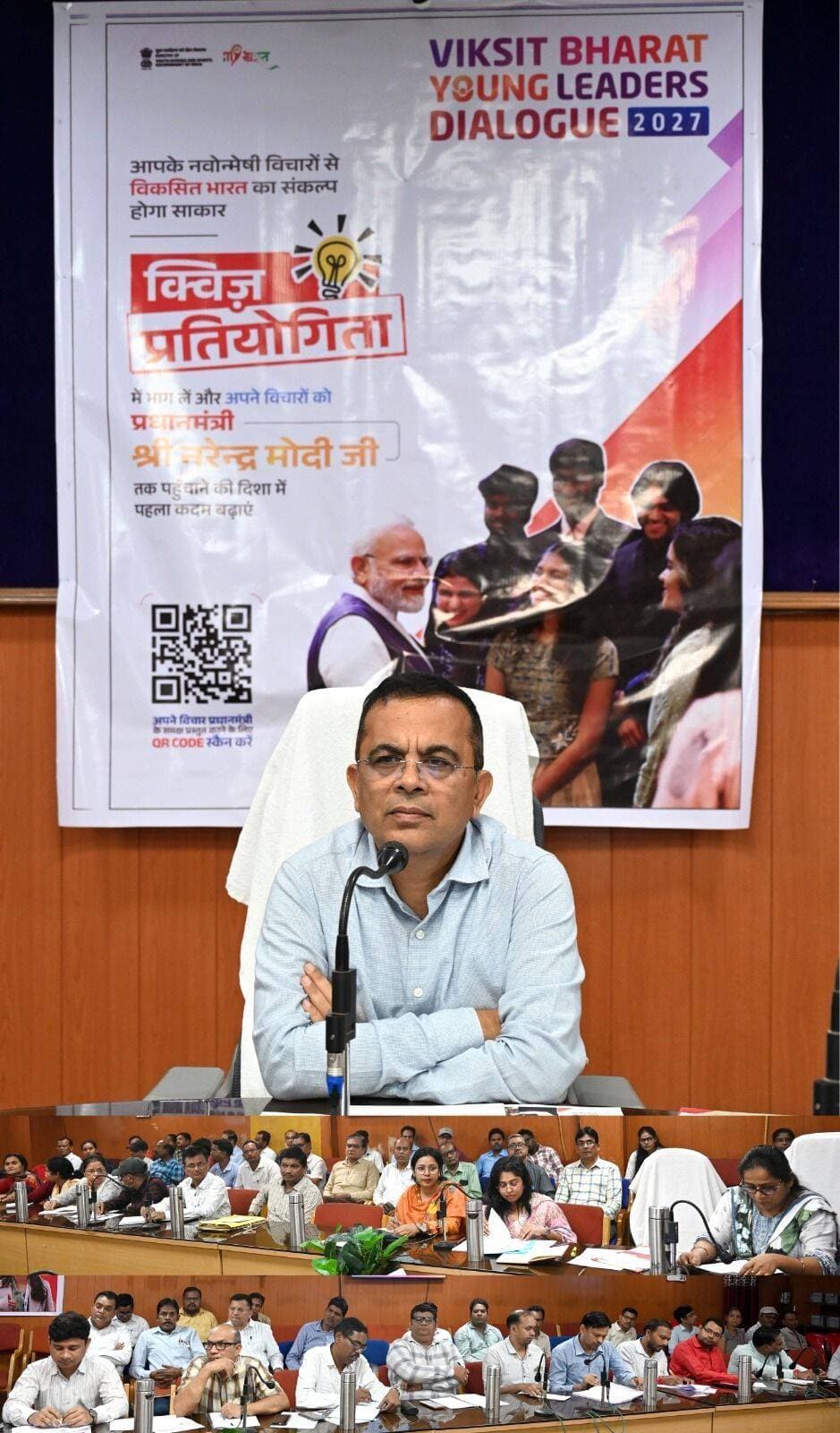 विकसित भारत यंग लीडर्स डायलॉग से जुड़ेंगे जिले के युवा, प्रतिभा और नेतृत्व क्षमता को मिलेगा राष्ट्रीय मंच
कलेक्टर श्री जन्मेजय महोबे ने अभियान की तैयारियों की समीक्षा कर अधिक से अधिक युवाओं की सहभागिता सुनिश्चित करने के दिए निर्देश
जांजगीर-चांपा, 11 सितंबर 2026। भारत सरकार के युवा कार्यक्रम एवं खेल मंत्रालय द्वारा युवाओं को राष्ट्र निर्माण की प्रक्रिया से जोड़ने के उद्देश्य से विकसित भारत यंग लीडर्स डायलॉग का आयोजन किया जा रहा है। इसी क्रम में जांजगीर-चांपा जिले में अभियान के प्रभावी क्रियान्वयन एवं अधिक से अधिक युवाओं की सहभागिता सुनिश्चित करने के लिए कलेक्टर श्री जन्मेजय महोबे ने कलेक्टोरेट सभाकक्ष में बैठक लेकर आवश्यक दिशा-निर्देश दिए। कलेक्टर ने कहा कि इस पहल के माध्यम से युवाओं को अपने विचार, नवाचार एवं नेतृत्व क्षमता प्रदर्शित करने तथा विकसित भारत के निर्माण के लिए अपने दृष्टिकोण साझा करने का अवसर मिलेगा। कलेक्टर अभियान की तैयारियों एवं अधिक से अधिक युवाओं की सहभागिता सुनिश्चित करने के लिए आवश्यक दिशा-निर्देश दिए गए हैं। उन्होंने जिले में अभियान के व्यापक प्रचार-प्रसार एवं युवाओं की सहभागिता बढ़ाने के लिए विभिन्न जागरूकता एवं सहभागिता गतिविधियां आयोजित करने के निर्देश दिए।
युवा अधिकारी सुश्री प्रतिष्ठा माथूर ने बताया कि अभियान के अंतर्गत “विकसित भारत क्विज” का आयोजन मेरा युवा भारत पोर्टल के माध्यम से ऑनलाइन किया जा रहा है। जिले के पात्र युवा ’’25 सितंबर 2026 तक’’ क्विज में भाग लेकर अपनी सहभागिता दर्ज करा सकते हैं। प्रतियोगिता की प्रक्रिया क्विज से शुरू होकर जिला स्तर, राज्य स्तर एवं राष्ट्रीय स्तर तक आयोजित की जाएगी। विभिन्न चरणों में उत्कृष्ट प्रदर्शन करने वाले युवाओं को अपनी प्रतिभा एवं नेतृत्व क्षमता प्रदर्शित करने का अवसर मिलेगा। विकसित भारत यंग लीडर्स डायलॉग के माध्यम से शिक्षा, कौशल विकास, रोजगार, उद्यमिता, प्रौद्योगिकी, पर्यावरण एवं सामाजिक विकास सहित विभिन्न विषयों पर युवाओं के विचारों एवं सुझावों को प्रोत्साहित किया जाएगा। इसका उद्देश्य युवाओं को नीति निर्माण, नवाचार एवं राष्ट्र विकास की प्रक्रिया में सक्रिय भागीदार बनाना है। मेरा युवा भारत, जांजगीर-चांपा द्वारा जिले के सभी पात्र युवाओं, युवा संगठनों, महाविद्यालयों एवं शैक्षणिक संस्थानों से जुड़े युवाओं से ’’25 सितंबर 2026 की अंतिम तिथि से पूर्व अधिक से अधिक संख्या में विकसित भारत क्विज में सहभागिता’’ करने का आह्वान किया गया है। बैठक में संबंधित अधिकारी-कर्मचारी उपस्थित थे।
