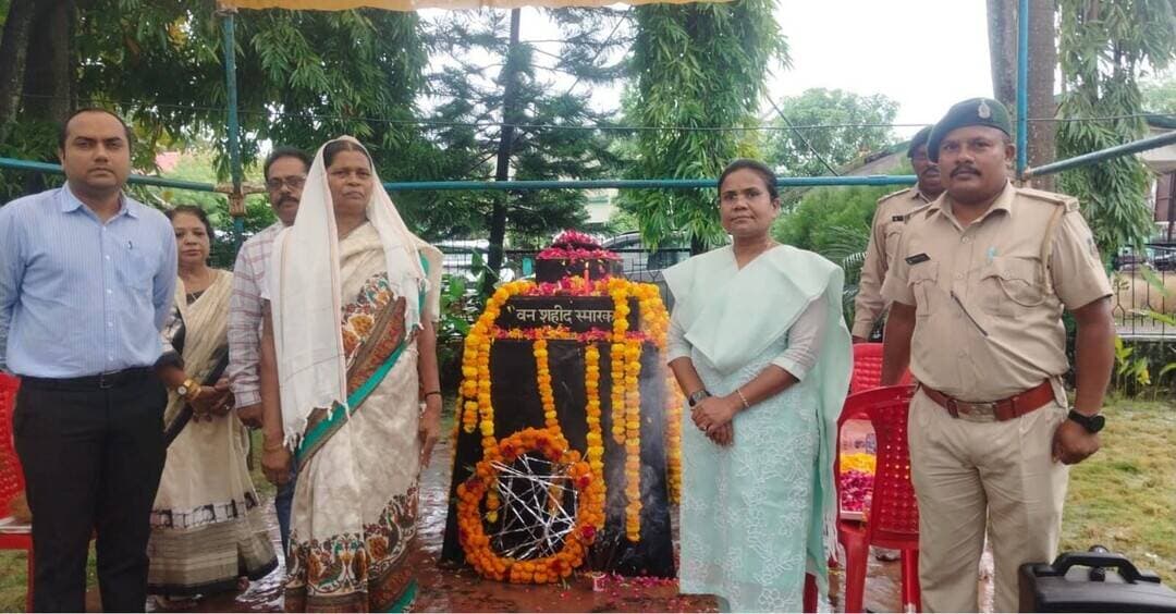 राष्ट्रीय वन शहीद दिवस पर बस्तर के वीर वन शहीदों को भावभीनी श्रद्धांजलि। वनों, वन्यजीवों और राष्ट्रीय संपदा की रक्षा में दिए उनके सर्वोच्च बलिदान को नमन। वन विभाग ने संरक्षण के प्रति निष्ठा का संकल्प लिया।
<nis:link nis:type=tag nis:id=वनशहीद nis:value=वनशहीद nis:enabled=true nis:link/> <nis:link nis:type=tag nis:id=बस्तर nis:value=बस्तर nis:enabled=true nis:link/>