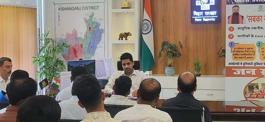 स्वास्थ्य समीक्षा बैठक में DM दिए कड़े निर्देश,जिले में स्वास्थ्य सेवाओं में सुधार एवं निर्धारित लक्ष्यों की शत-प्रतिशत उपलब्धि पर दिया जोर
किशनगंज जिला मुख्यालय में आज दिनांक 11 सितंबर 2026 को जिला पदाधिकारी नवीन कुमार की अध्यक्षता में स्वास्थ्य विभाग की समीक्षा बैठक आयोजित की गई।
बैठक में जिले में संचालित विभिन्न स्वास्थ्य कार्यक्रमों यथा मातृ एवं शिशु स्वास्थ्य सेवाओं, टीकाकरण, अनीमिया मुक्त भारत अभियान, गैर-संचारी रोग नियंत्रण कार्यक्रम (NCD), नशा मुक्ति केंद्र तथा प्राथमिक स्वास्थ्य केंद्रों में उपलब्ध कराई जा रही स्वास्थ्य सेवाओं की विस्तृत समीक्षा की गई।
समीक्षा के दौरान जिला पदाधिकारी
ने विभिन्न स्वास्थ्य कार्यक्रमों की प्रगति, निर्धारित लक्ष्य के विरुद्ध उपलब्धि तथा स्वास्थ्य संस्थानों में मरीजों को उपलब्ध कराई जा रही सुविधाओं की जानकारी ली। उन्होंने संबंधित पदाधिकारियों एवं चिकित्सा पदाधिकारियों को स्वास्थ्य सेवाओं की गुणवत्ता में अपेक्षित सुधार लाने, योजनाओं का प्रभावी क्रियान्वयन सुनिश्चित करने तथा आम लोगों को समय पर बेहतर स्वास्थ्य सुविधाएं उपलब्ध कराने के लिए कई महत्वपूर्ण दिशा-निर्देश दिए।
*HRP मामलों के फॉलोअप एवं डेटा में सुधार का निर्देश*
समीक्षा के दौरान जिला पदाधिकारी ने HRP (High Risk Pregnancy) के आंकड़ों की स्थिति पर क्षोभ व्यक्त करते हुए संबंधित पदाधिकारियों को निर्देशित किया कि उच्च जोखिम वाली गर्भवती महिलाओं की पहचान के बाद उनके मामलों का प्रखंड स्तर से नियमित एवं प्रभावी फॉलोअप सुनिश्चित किया जाए।
उन्होंने स्पष्ट निर्देश दिया कि एक सप्ताह के अंदर HRP से संबंधित डेटा में हर हाल में सुधार करते हुए अद्यतन, सही एवं वास्तविक आंकड़े उपलब्ध कराए जाएं। उन्होंने कहा कि उच्च जोखिम वाली गर्भवती महिलाओं के स्वास्थ्य की नियमित निगरानी अत्यंत महत्वपूर्ण है तथा किसी भी स्तर पर लापरवाही बर्दाश्त नहीं की जाएगी ।
सख्त निर्देश देते हुए उन्होंने कहा कि HRP गर्भवती महिलाओं की संभावित प्रसव तिथि की नियमित निगरानी की जाए तथा प्रसव की संभावित तिथि से दो दिन पूर्व ऐसी गर्भवती महिलाओं को सदर अस्पताल भेजना सुनिश्चित किया जाए, ताकि प्रसव के दौरान किसी भी आकस्मिक स्थिति में उन्हें विशेषज्ञ चिकित्सा सुविधा एवं आवश्यक उपचार समय पर उपलब्ध कराया जा सके।
*अनीमिया मुक्त भारत अभियान को प्रभावी बनाने पर जोर*
बैठक में अनीमिया मुक्त भारत (AMB) कार्यक्रम की भी विस्तृत समीक्षा की गई। जिलाधिकारी महोदय ने सभी विद्यालयों में AMB टैबलेट की पर्याप्त उपलब्धता सुनिश्चित करने का निर्देश दिया, ताकि निर्धारित आयु वर्ग के बच्चों एवं किशोर-किशोरियों को समय पर आवश्यक दवा उपलब्ध कराई जा सके।
उन्होंने कहा कि केवल दवा की उपलब्धता पर्याप्त नहीं है, बल्कि इसके नियमित वितरण एवं सेवन की भी प्रभावी निगरानी आवश्यक है। इसके लिए उन्होंने सभी BEO एवं MOIC की मासिक बैठक आयोजित करने तथा AMB कार्यक्रम की प्रगति की नियमित समीक्षा करने का निर्देश दिया।
उन्होंने संबंधित पदाधिकारियों को विद्यालय स्तर पर कार्यक्रम के क्रियान्वयन की स्थिति की निगरानी करने तथा जहां कहीं भी किसी प्रकार की कमी हो, उसे तत्काल दूर करने को कहा।
*Gardasil एवं Cervavac टीकाकरण का लक्ष्य एक सप्ताह में पूरा करने का निर्देश*
बैठक में Gardasil एवं Cervavac टीकाकरण की प्रगति की भी समीक्षा की गई।
जिला पदाधिकारी महोदय ने निर्धारित लक्ष्य की जानकारी लेते हुए संबंधित अधिकारियों को निर्देश दिया कि एक सप्ताह के अंदर निर्धारित टीकाकरण लक्ष्य को पूरा करना सुनिश्चित किया जाए।
उन्होंने कहा कि टीकाकरण कार्यक्रम में लक्ष्य प्राप्ति के साथ-साथ पात्र लाभार्थियों तक टीके की पहुंच सुनिश्चित करना भी आवश्यक है। संबंधित स्वास्थ्य पदाधिकारी क्षेत्र स्तर पर आवश्यक समन्वय स्थापित कर टीकाकरण अभियान को गति प्रदान करें।
*NCD एवं AMB के दैनिक लक्ष्यों को हर हाल में पूरा करने का निर्देश*
जिलाधिकारी महोदय ने NCD (Non-Communicable Diseases) कार्यक्रम की समीक्षा करते हुए दैनिक निर्धारित लक्ष्यों को हर हाल में पूरा करने का निर्देश दिया। उन्होंने कहा कि गैर-संचारी रोगों की समय पर पहचान, जांच, उपचार एवं फॉलोअप की व्यवस्था को प्रभावी बनाया जाए।
इसी प्रकार AMB अभियान के दैनिक लक्ष्यों की भी नियमित निगरानी करने तथा निर्धारित लक्ष्य के अनुरूप उपलब्धि सुनिश्चित करने का निर्देश दिया गया। उन्होंने संबंधित अधिकारियों को स्पष्ट रूप से कहा कि दैनिक लक्ष्यों की उपलब्धि में किसी प्रकार की शिथिलता स्वीकार नहीं की जाएगी।
*नशा मुक्ति केंद्र के नियमित संचालन में सुधार के निर्देश*
जिला पदाधिकारी महोदय ने निर्देशित किया कि सदर अस्पताल परिसर अवस्थित नशा मुक्ति केंद्र हर हाल में क्रियाशील रखेंगे ।
उन्होंने कहा कि नशे की लत से पीड़ित लोगों की पहचान के लिए क्षेत्र स्तर पर प्रभावी प्रयास किए जाएं तथा ऐसे मरीजों को उचित परामर्श देते हुए नशा मुक्ति केंद्र में भर्ती कराया जाए।
उन्होंने कहा कि नशे की समस्या से प्रभावित व्यक्तियों को केवल केंद्र तक लाना ही उद्देश्य नहीं है, बल्कि उन्हें समुचित उपचार, चिकित्सकीय देखभाल, काउंसिलिंग एवं आवश्यक परामर्श उपलब्ध कराकर नशे की लत से बाहर निकालना भी सुनिश्चित किया जाना चाहिए।
जिलाधिकारी महोदय ने नशा मुक्ति केंद्र के संचालन को प्रभावी एवं सुचारू बनाने, मरीजों को उपलब्ध कराई जा रही सेवाओं की नियमित निगरानी करने तथा केंद्र में आने वाले मरीजों को बेहतर उपचार एवं परामर्श सुविधा उपलब्ध कराने का निर्देश दिया।
*पीएचसी स्तर पर स्वास्थ्य सेवाओं में व्यापक सुधार के निर्देश*
जिला पदाधिकारी महोदय ने प्राथमिक स्वास्थ्य केंद्र (PHC) स्तर पर उपलब्ध स्वास्थ्य सुविधाओं की गुणवत्ता में सुधार लाने पर विशेष जोर दिया। उन्होंने निर्देश दिया कि सभी पीएचसी में आवश्यक दवाओं की पर्याप्त उपलब्धता सुनिश्चित की जाए ताकि मरीजों को दवा के लिए अनावश्यक परेशानी न हो।
उन्होंने सभी स्वास्थ्य संस्थानों में साफ-सफाई की बेहतर व्यवस्था, नियमित एवं सुचारू OPD संचालन, विभिन्न प्रकार की आवश्यक जांच की सुविधा तथा अन्य मूलभूत स्वास्थ्य सेवाओं को सुदृढ़ करने का निर्देश दिया।
उन्होंने ने कहा कि स्वास्थ्य केंद्रों पर आने वाले जरूरतमंद मरीजों को निर्धारित स्वास्थ्य सुविधाएं समय पर उपलब्ध होनी चाहिए। स्वास्थ्य संस्थानों में साफ-सफाई, दवा, जांच, चिकित्सकीय परामर्श एवं अन्य आवश्यक सेवाओं में किसी प्रकार की कमी नहीं रहनी चाहिए।
उन्होंने संबंधित चिकित्सा पदाधिकारियों को अपने-अपने स्वास्थ्य संस्थानों का नियमित निरीक्षण करने तथा कमियों की पहचान कर तत्काल उसका निराकरण सुनिश्चित करने का निर्देश दिया।
*नियमित निगरानी एवं समयबद्ध लक्ष्य प्राप्ति पर जोर*
उन्होंने सभी संबंधित पदाधिकारियों को निर्देश दिया कि जिले में संचालित सभी स्वास्थ्य कार्यक्रमों की नियमित समीक्षा एवं प्रभावी अनुश्रवण सुनिश्चित किया जाए। उन्होंने कहा कि स्वास्थ्य विभाग से संबंधित योजनाओं एवं कार्यक्रमों का वास्तविक लाभ आम लोगों तक पहुंचाना जिला प्रशासन की प्राथमिकता है।
उन्होंने अधिकारियों को निर्देश दिया कि निर्धारित लक्ष्यों की प्राप्ति के लिए प्रखंड स्तर तक लगातार निगरानी की जाए तथा जिन क्षेत्रों में अपेक्षित प्रगति नहीं हो रही है, वहां विशेष ध्यान देकर सुधारात्मक कार्रवाई की जाए।
जिलाधिकारी ने स्पष्ट किया कि मातृ एवं शिशु स्वास्थ्य, टीकाकरण, अनीमिया नियंत्रण, NCD, नशा मुक्ति तथा प्राथमिक स्वास्थ्य केंद्रों की सेवाओं में गुणवत्ता सुधार को प्राथमिकता देते हुए सभी निर्धारित लक्ष्यों को समयबद्ध तरीके से पूरा किया जाए। उन्होंने स्वास्थ्य सेवाओं में किसी भी प्रकार की लापरवाही या शिथिलता नहीं बरतने तथा जरूरतमंद लोगों को गुणवत्तापूर्ण, सुलभ एवं समय पर स्वास्थ्य सुविधा उपलब्ध कराने का निर्देश दिया।
इस अवसर पर उप विकास आयुक्त, सिविल सर्जन, डीपीएम, डीएस , एम ओआईसी, डीपीएम जीविका सहित डॉक्टर्स एवं कर्मी आदि उपस्थित थे। District Kishanganj Dr Md Jawaid Dilip Jaiswal Bihar Health Department Bihar Education Department Bihar JDU BJP Bihar