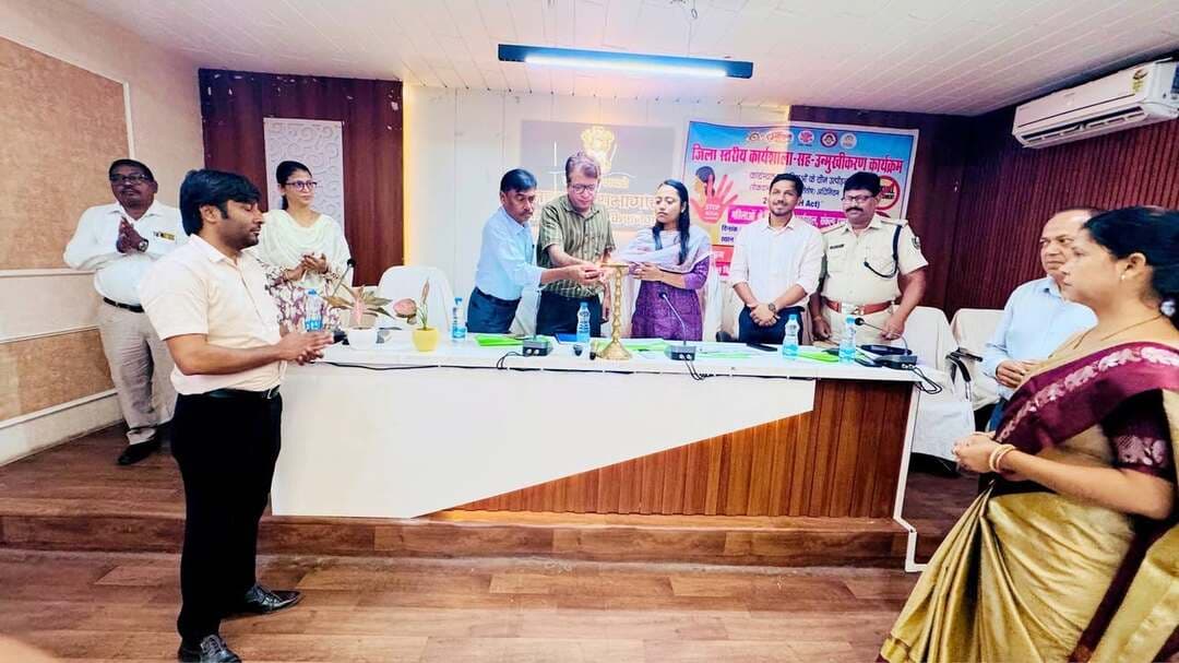 किशनगंज जिला पदाधिकारी नवीन कुमार के मार्गदर्शन में कार्यस्थल पर महिलाओं की सुरक्षा को लेकर POSH एक्ट पर प्रशिक्षण
किशनगंज जिला मुख्यालय में आज दिनांक 11 सितंबर 2026 को समाहरणालय स्थित महानंदा सभागार में डीएम नवीन कुमार के मार्गदर्शन में कार्यस्थल पर महिलाओं की सुरक्षा, सम्मान एवं गरिमा सुनिश्चित करने को लेकर POSH Act-2013 पर प्रशिक्षण-सह-जागरूकता कार्यक्रम आयोजित किया गया।
कार्यक्रम का शुभारंभ एडीएम लोक शिकायत, एडीएम विभागीय जांच, एसडीएम किशनगंज, श्रम अधीक्षक एवं उप निर्वाचन पदाधिकारी द्वारा संयुक्त रूप से दीप प्रज्वलित कर किया गया। जिला प्रोग्राम पदाधिकारी सह नोडल पदाधिकारी महिला एवं बाल विकास निगम किशनगंज, अंकिता सिंह ने अतिथियों का पौधा भेंट कर स्वागत किया। प्रशिक्षण के दौरान कुमारी गुड्डी, शिक्षिका, UMS बेलवा, काशीपुर ने POSH Act-2013 के प्रावधानों, कार्यस्थल पर यौन उत्पीड़न की रोकथाम, शिकायत प्रक्रिया एवं महिलाओं के अधिकारों की जानकारी दी। POSH Act का उद्देश्य सुरक्षित, सम्मानजनक एवं लैंगिक-संवेदनशील कार्यस्थल सुनिश्चित करना है।
इस अवसर पर जिला प्रोग्राम पदाधिकारी अंकिता सिंह ने कहा कि “महिलाओं की सुरक्षा एवं सम्मान सुनिश्चित करना हम सभी की सामूहिक जिम्मेदारी है। POSH Act के प्रावधानों के प्रति जागरूकता से सुरक्षित एवं सम्मानजनक कार्य वातावरण का निर्माण किया जा सकता है।” कार्यक्रम मंच संचालन प्रीति कुमार, महिला पर्यवेक्षिका ने किया, जबकि अंत में जिला मिशन समन्वय शाहनवाज़ आलम द्वारा धन्यवाद ज्ञापन किया गया। कार्यक्रम में जिला अनुमंडल एवं प्रखंड स्तरीय सभी कार्यालय प्रधान के साथ जेंडर स्पेशलिस्ट, सुशील कुमार झा, लेखा सहायक, बसंत कुमार शर्मा, केस वर्कर वन स्टॉप सेंटर, टुम्पा दास,अशोक एवं श्यामा कुमारी सहित संबंधित कर्मी उपस्थित रहे। #viralreels #viralreelschallenge #viralchallenge #videogames #viralpost #2026Goals #vacaciones #newyork
