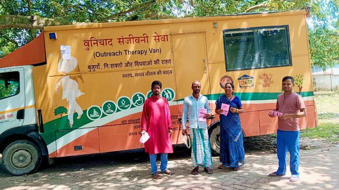 बुनियाद केंद्र के संजीवनी सेवा वाहन द्वारा वृद्धजनों, दिव्यांगजनों एवं विधवाओं को सामाजिक सुरक्षा योजनाओं के प्रति किया गया जागरूक
किशनगंज जिला अन्तर्गत 11 सितंबर 2026 जिला पदाधिकारी नवीन कुमार निर्देशानुसार बुनियाद केंद्र, किशनगंज के संजीवनी सेवा वाहन के माध्यम से वृद्धजनों, दिव्यांगजनों एवं विधवा लाभुकों को बुनियाद केंद्र द्वारा उपलब्ध कराई जा रही सेवाओं एवं सामाजिक सुरक्षा योजनाओं के प्रति जागरूक करने हेतु जागरूकता कार्यक्रम आयोजित किया गया।
प्रखंड किशनगंज अंतर्गत चकला पंचायत के फुलवारी, सिंघिया एवं लहरा चौक में संजीवनी सेवा वाहन के माध्यम से आमजनों को बुनियाद केंद्र की विभिन्न सेवाओं तथा सरकार द्वारा संचालित सामाजिक सुरक्षा योजनाओं की जानकारी दी गई।
इस दौरान संबंधित लाभुकों को बुनियाद केंद्र के माध्यम से उपलब्ध सुविधाओं एवं सामाजिक सुरक्षा योजनाओं का लाभ प्राप्त करने की प्रक्रिया के संबंध में जानकारी दी गई तथा पात्र लाभुकों को योजनाओं से जुड़कर लाभ उठाने के लिए प्रेरित किया गया।
जागरूकता कार्यक्रम का उद्देश्य समाज के वृद्धजनों, दिव्यांगजनों एवं विधवा लाभुकों तक सरकारी सेवाओं एवं कल्याणकारी योजनाओं की जानकारी पहुंचाना तथा उन्हें योजनाओं का समुचित लाभ दिलाना है।