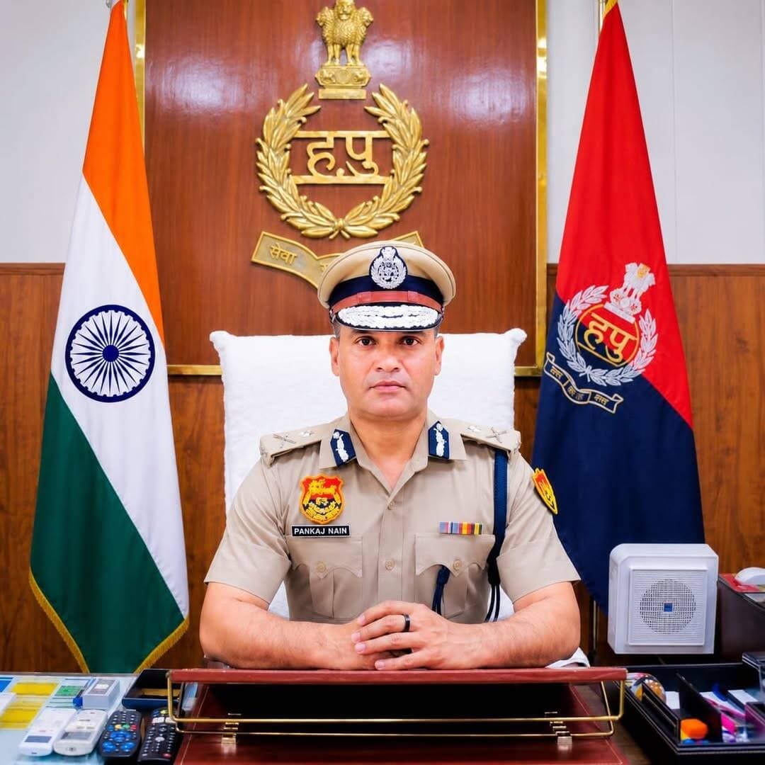 Ambala Media:"
पदोन्नति से पुलिसकर्मियों का बढ़ा मनोबल, नई जिम्मेदारियों के लिए तैयार रहें : पंकज नैन
अंबाला, 11 सितंबर। पुलिस महानिरीक्षक, अंबाला रेंज श्री पंकज नैन, भा.पु.से. ने अंबाला रेंज के 54 पुलिस कर्मचारियों को पदोन्नति प्रदान की। इनमें 27 पुलिस कर्मचारियों को ए.एस.आई. से सब-इंस्पेक्टर (एस.आई.) तथा 27 पुलिस कर्मचारियों को एच.सी./ई.एच.सी. से ई.ए.एस.आई. के पद पर पदोन्नत किया गया। पदोन्नत होने वालों में दो महिला पुलिस कर्मचारी भी शामिल हैं।
पदोन्नति पाने वाले कर्मचारियों में जिला अंबाला के 15, जिला कुरुक्षेत्र के 17 तथा जिला यमुनानगर के 22 पुलिस कर्मचारी शामिल हैं। विभागीय नीति के तहत यह पदोन्नति कर्मचारियों की उत्कृष्ट, निष्ठावान और अनुशासित सेवा को मान्यता देते हुए प्रदान की गई है।
इस अवसर पर आईजी पंकज नैन ने सभी पदोन्नत पुलिसकर्मियों को बधाई एवं शुभकामनाएं दीं। उन्होंने कहा कि पदोन्नति किसी भी पुलिसकर्मी के सेवाकाल की महत्वपूर्ण उपलब्धि होती है। यह उनकी मेहनत, लगन, कर्तव्यनिष्ठा और समर्पण का सम्मान है।
उन्होंने कहा कि लंबे समय तक पूरी निष्ठा और जिम्मेदारी के साथ कर्तव्यों का निर्वहन करने वाले पुलिसकर्मियों को पदोन्नति मिलने से उनका मनोबल बढ़ता है। साथ ही, इससे अन्य पुलिस कर्मचारियों को भी बेहतर कार्य करने की प्रेरणा मिलती है।
आईजी ने कहा कि पदोन्नति के साथ जिम्मेदारियां भी बढ़ जाती हैं। उन्होंने पदोन्नत पुलिसकर्मियों से अपनी नई जिम्मेदारियों का निर्वहन पूरी गंभीरता, ईमानदारी और समर्पण के साथ करने का आह्वान किया। उन्होंने विश्वास जताया कि सभी पदोन्नत कर्मचारी विभाग की गरिमा एवं प्रतिष्ठा को और ऊंचा करेंगे।
अंत में पुलिस महानिरीक्षक ने सभी पदोन्नत पुलिसकर्मियों एवं उनके परिवारों को हार्दिक बधाई देते हुए उनके उज्ज्वल भविष्य, उत्तम स्वास्थ्य और सफल सेवाकाल की कामना की।
जिला अंबाला
ए.एस.आई. से एस.आई. पद पर पदोन्नत
ए.एस.आई. मुकेश चंद
ए.एस.आई. लाभ सिंह
ए.एस.आई. रघुबीर सिंह
ए.एस.आई. राजेश कुमार
ए.एस.आई. रविंदर सिंह
महिला ए.एस.आई. महिंदर कौर
एच.सी./ई.एच.सी. से ई.ए.एस.आई. पद पर पदोन्नत
ई.एच.सी. नरेश कुमार
ई.एच.सी. हरजिंदर सिंह
ई.एच.सी. जगजीत सिंह
ई.एच.सी. भूपिंदर सिंह
ई.एच.सी. गुरजंत सिंह
ई.एच.सी. रविंदर सिंह
ई.एच.सी. प्रदीप कुमार
ई.एच.सी. प्रदीप सिंह
एच.सी. सुखविंदर सिंह
जिला कुरुक्षेत्र
ए.एस.आई. से एस.आई. पद पर पदोन्नत
ए.एस.आई. मनोज कुमार
ए.एस.आई. सुरेंद्र कुमार
ए.एस.आई. सतीश कुमार
ए.एस.आई. जसबीर सिंह
ए.एस.आई. सचिन कुमार
ए.एस.आई. बलवान सिंह
ए.एस.आई. बलजीत सिंह
ए.एस.आई. कुलदीप सिंह
महिला ए.एस.आई. बबीता
एच.सी./ई.एच.सी. से ई.ए.एस.आई. पद पर पदोन्नत
ई.एच.सी. रवि कुमार
एच.सी. मनदीप सिंह
ई.एच.सी. ललित कुमार
एच.सी. संजय
ई.एच.सी. अशोक कुमार
ई.एच.सी. दलबीर सिंह
ई.एच.सी. सतीश कुमार
एच.सी. गुरजीत सिंह
जिला यमुनानगर
ए.एस.आई. से एस.आई. पद पर पदोन्नत
ए.एस.आई. राजीव कुमार
ए.एस.आई. नरमैल सिंह
ए.एस.आई. वीरेंद्र कुमार
ए.एस.आई. मनीष कुमार
ए.एस.आई. जसपाल सिंह
ए.एस.आई. संजीव सिंह
ए.एस.आई. शमशेर
ए.एस.आई. जसबीर सिंह
ए.एस.आई. जितेंद्र सिंह
ए.एस.आई. नरेश कुमार
ए.एस.आई. राज कुमार
ए.एस.आई. सुभाष चंद
एच.सी./ई.एच.सी. से ई.ए.एस.आई. पद पर पदोन्नत
ई.एच.सी. मांगे राम
ई.एच.सी. संजय कुमार
ई.एच.सी. रविंदर कुमार
ई.एच.सी. रविंदर कुमार
एच.सी. राजीव चौहान
ई.एच.सी. जरनैल सिंह
एच.सी. अमरजीत सिंह
एच.सी. अनिल कुमार
ई.एच.सी. जसविंदर सिंह
ई.एच.सी. राजेश कुमार