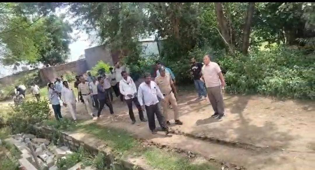 कलेक्टर के निर्देश पर शिकायतों पर त्वरित कार्रवाई,शासकीय भूमि कराई गई अतिक्रमण मुक्त
नीमच, 11 सितम्बर 2026। कलेक्टर श्री हिमांशु चंद्रा के निर्देशानुसार प्राप्त शिकायतों के आधार पर राजस्व विभाग द्वारा अतिक्रमण के विरुद्ध निरंतर कार्रवाई की जा रही है। कार्रवाई के दौरान ग्राम जमुनियारावजी में शासकीय चरागाह भूमि से अवैध अतिक्रमण हटाया गया, वहीं नीमच सिटी-मऊ रोड स्थित भूमि का स्थल निरीक्षण कर मौके से अतिक्रमण एवं अन्य अवरोध हटाए गए।
न्यायालय नायब तहसीलदार मनासा द्वारा दिए गए आदेश के पालन में ग्राम जमुनियारावजी स्थित शासकीय सर्वे क्रमांक 49/1/1, रकबा 9.72 हेक्टेयर, मद चरागाह में से लगभग 0.018 हेक्टेयर (2000 वर्गफीट) भूमि पर भूरालाल पिता देवा बंजारा, निवासी दांतोली द्वारा किए गए अवैध अतिक्रमण को जेसीबी की सहायता से मौके से हटाया गया। हटाए गए अतिक्रमण की अनुमानित कीमत लगभग 15 लाख रुपये है।
कार्रवाई के दौरान नायब तहसीलदार श्री नरेंद्र कुमार बारोठिया, राजस्व निरीक्षक श्री कुलदीप डामोर, संबंधित पटवारी एवं पुलिस बल उपस्थित रहा।
इसी प्रकार, दूसरे प्रकरण में नीमच सिटी-मऊ रोड स्थित भूमि के संबंध में सुरेंद्र दास बैरागी द्वारा की गई शिकायत पर प्रशासनिक अमले द्वारा स्थल निरीक्षण किया गया। निरीक्षण के दौरान मौके पर पाया गया अतिक्रमण एवं घूमती तथा पत्थरों से किए गए अवरोध को पूर्ण रूप से हटा दिया गया।
कलेक्टर श्री हिमांशु चंद्रा के निर्देशानुसार राजस्व विभाग द्वारा शासकीय भूमि पर अतिक्रमण तथा प्राप्त शिकायतों के निराकरण की कार्रवाई निरंतर की जा रही है।
CM Madhya Pradesh
Jansampark Madhya Pradesh
Department Of Revenue, Madhya Pradesh
#Neemuch
#नीमच