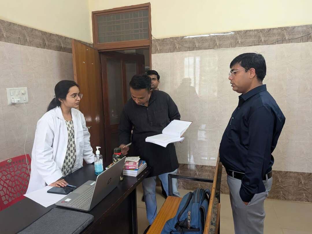 जिला कोषालय अधिकारी ने जिला चिकित्सालय का किया निरीक्षण
अनुपस्थित चिकित्सकों एवं कर्मचारियों के विरुद्ध कार्रवाई की अनुशंसा
नीमच, 11 सितम्बर 2026। कलेक्टर श्री हिमांशु चंद्रा के निर्देशानुसार जिला कोषालय अधिकारी ने शुक्रवार को जिला चिकित्सालय नीमच का निरीक्षण कर विभिन्न वार्डों, ओपीडी एवं स्वास्थ्य सेवाओं की व्यवस्थाओं का जायजा लिया। निरीक्षण के दौरान अधिकांश चिकित्सा सेवाएं सुचारू रूप से संचालित पाई गईं।
निरीक्षण के दौरान आयुष्मान सेंटर एवं सोनोग्राफी सुविधा संचालित मिली। ओपीडी में 53 मरीज उपस्थित पाए गए तथा गर्भवती महिलाओं की चिकित्सकीय जांच की जा रही थी। टीकाकरण केंद्र में स्टाफ उपस्थित मिला और बच्चों का निर्धारित समयानुसार टीकाकरण किया जा रहा था। निरीक्षण के दौरान लगभग 75 बच्चों को टीके लगाए जाना बताया गया।
आयुष विंग के पंचकर्म थेरेपी सेंटर में चिकित्सक उपस्थित मिलीं। यहां दवाइयों का स्टॉक पूर्ण एवं व्यवस्थित पाया गया। वहीं टेलीमेडिसिन सेंटर के माध्यम से मरीजों को चिकित्सकीय परामर्श एवं प्रिस्क्रिप्शन की सुविधा उपलब्ध कराई जा रही थी।
निरीक्षण के दौरान कुछ चिकित्सक अपने निर्धारित कार्यस्थल पर अनुपस्थित पाए गए। इसी प्रकार अस्पताल में स्वीकृत 30 सफाई कर्मचारियों में से केवल 5 कर्मचारी उपस्थित तथा 25 अनुपस्थित मिले। अस्पताल की स्वच्छता एवं मरीजों की सुविधा को ध्यान में रखते हुए अनुपस्थित सफाई कर्मचारियों को कारण बताओ नोटिस जारी करने तथा अनुपस्थित चिकित्सकों के संबंध में तथ्यात्मक जांच कर नियमानुसार कार्रवाई की अनुशंसा की गई।
एचआईवी परामर्श केंद्र के निरीक्षण के दौरान नोडल अधिकारी अनुपस्थित पाए गए। जिले में एचआईवी से संबंधित 2000 से अधिक मरीज होने के कारण नियमित काउंसलिंग, फॉलोअप एवं उपचार संबंधी सेवाओं की निरंतरता महत्वपूर्ण है। इस संबंध में भी आवश्यक कार्रवाई की अनुशंसा की गई है।
निरीक्षण में सामने आए तथ्यों एवं की गई अनुशंसाओं से संबंधित प्रतिवेदन आवश्यक कार्रवाई के लिए कलेक्टर श्री हिमांशु चंद्रा को प्रेषित किया गया है।
CM Madhya Pradesh
Jansampark Madhya Pradesh
Directorate of Health Services, Madhya Pradesh
#Neemuch
#नीमच