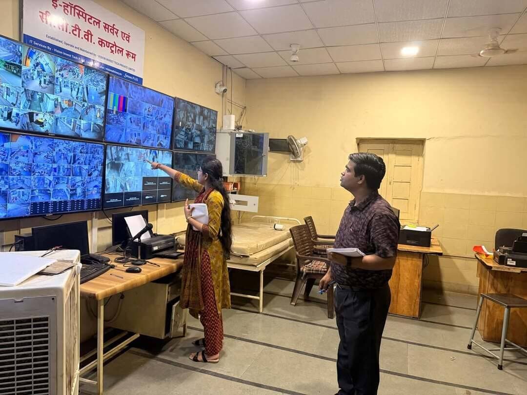 जिला चिकित्सालय में व्यवस्थाओं का निरीक्षण, कमियों में तत्काल सुधार के निर्देश
डिप्टी कलेक्टर सुश्री श्रुति भयड़िया ने मातृत्व इकाई सहित विभिन्न वार्डों का किया निरीक्षण
नीमच, 11 सितम्बर 2026। कलेक्टर श्री हिमांशु चंद्रा के निर्देशानुसार डिप्टी कलेक्टर सुश्री श्रुति भयाड़िया ने गुरुवार की रात्रि में जिला चिकित्सालय नीमच का निरीक्षण कर स्वास्थ्य सेवाओं एवं व्यवस्थाओं का जायजा लिया। उन्होंने मातृत्व इकाई, सीटी स्कैन, ओपीडी, लैब, दवा वितरण केंद्र, ट्रॉमा एवं आकस्मिक इकाई, आईसीयू, मेडिकल, सर्जिकल एवं टीबी वार्ड का निरीक्षण किया।
मातृत्व इकाई के निरीक्षण के दौरान रात्रि 7:50 बजे सुरक्षा कर्मी अजय अनुपस्थित पाए गए। प्रसूति/सीजेरियन वार्ड में साफ-सफाई संतोषजनक नहीं मिली तथा सफाई कर्मी भी अनुपस्थित पाई गईं। वार्ड में एक महिला मरीज के साथ निर्धारित से अधिक परिजन/सहायक मौजूद पाए गए। चार मरीजों को बेडशीट उपलब्ध नहीं थी तथा रात्रि 8:15 बजे तक सुरक्षा गार्ड उपस्थित नहीं हुआ।
दवा वितरण केंद्र में स्टाफ उपस्थित मिला, लेकिन वहां सामान व्यवस्थित नहीं पाया गया। ट्रॉमा एवं आकस्मिक इकाई में मेडिकल स्टाफ मौजूद था, जबकि सुरक्षा कर्मी अनुपस्थित मिला। आईसीयू में नर्सिंग स्टाफ उपस्थित था, लेकिन मरीजों के रिश्तेदारों की संख्या अधिक पाई गई।
मेडिकल वार्ड में इमरजेंसी बोर्ड अपडेट मिला, जबकि बायो-वेस्ट बिन निर्धारित क्षमता से अधिक भरा पाया गया। सर्जिकल वार्ड की व्यवस्थाएं ठीक मिलीं। टीबी वार्ड में चिकित्सक द्वारा मरीजों का परीक्षण किया जा रहा था। सीटी स्कैन, ओपीडी एवं लैब यूनिट संचालित पाई गईं। लैब में कुछ नई मशीनों के रिएजेंट की सप्लाई नहीं होने की जानकारी मिली।
निरीक्षण के दौरान पाई गई कमियों पर डिप्टी कलेक्टर सुश्री भयड़िया ने संबंधित अधिकारियों एवं कर्मचारियों को तत्काल सुधार के निर्देश दिए। उन्होंने अस्पताल में सुरक्षा, स्वच्छता, बायो-मेडिकल वेस्ट प्रबंधन तथा मरीजों को आवश्यक सुविधाएं उपलब्ध कराने में किसी प्रकार की लापरवाही नहीं बरतने के निर्देश दिए।निरीक्षण के दौरान सहायक प्रबंधक (अस्पताल प्रशासन) डॉ. जनमेजय शाक्य उपस्थित रहे।
CM Madhya Pradesh
Jansampark Madhya Pradesh
Directorate of Health Services, Madhya Pradesh
#Neemuch
#नीमच