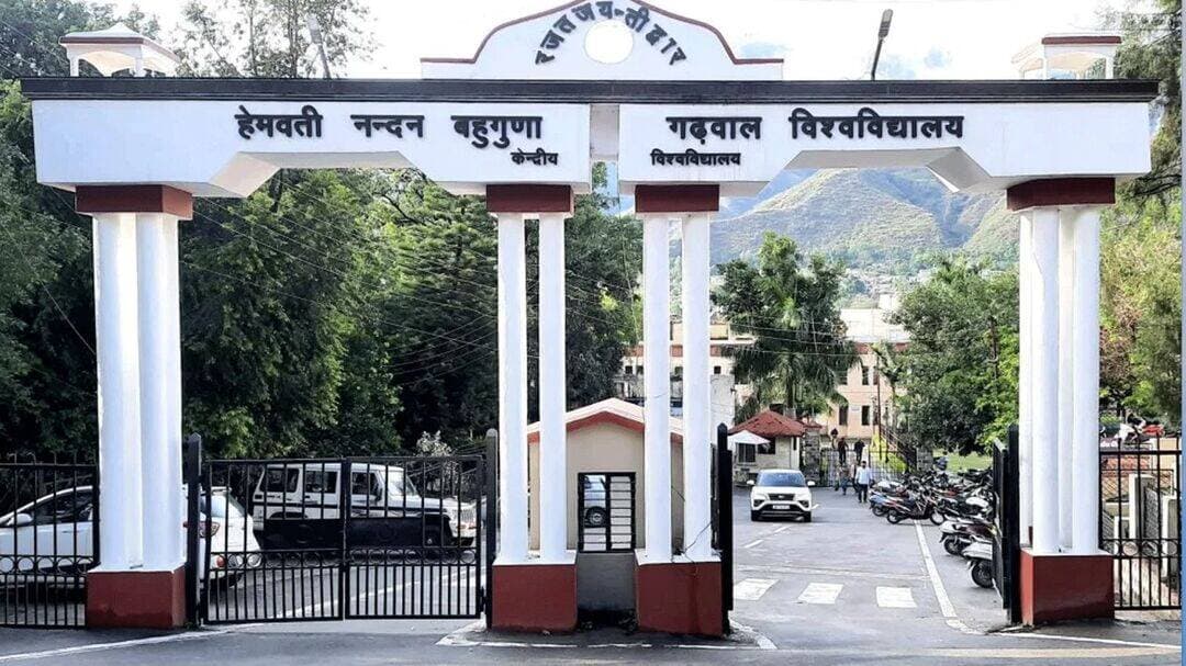 <nis:link nis:type=tag nis:id=गढ़वाल nis:value=गढ़वाल nis:enabled=true nis:link/> विश्वविद्यालय छात्रसंघ चुनाव में <nis:link nis:type=tag nis:id=अखिल nis:value=अखिल nis:enabled=true nis:link/> भारतीय विद्यार्थी परिषद (ABVP) को बड़ा झटका लगा है।
<nis:link nis:type=tag nis:id=गढवाल nis:value=गढवाल nis:enabled=true nis:link/> विश्वविद्यालय में एबीवीपी का सूपड़ा साफ हो गया है, <nis:link nis:type=tag nis:id=हेमवती nis:value=हेमवती nis:enabled=true nis:link/> नंदन बहुगुणा गढ़वाल केंद्रीय विश्वविद्यालय के <nis:link nis:type=tag nis:id=पौड़ी nis:value=पौड़ी nis:enabled=true nis:link/> परिसर छात्रसंघ चुनाव के नतीजों में NSUI ने शानदार प्रदर्शन किया। ABVP अध्यक्ष और सचिव पद पर हार गई है।
<nis:link nis:type=tag nis:id=श्रीनगर nis:value=श्रीनगर nis:enabled=true nis:link/> विश्वविद्यालय परिणाम के बाद छात्रों ने जमकर जश्न मनाया। हेमवती नंदन बहुगुणा गढ़वाल केंद्रीय विश्वविद्यालय के बिड़ला परिसर (श्रीनगर विश्वविद्यालय) में छात्रसंघ चुनाव के परिणाम देर शाम घोषित हुए। शुक्रवार को हुए मतदान के बाद देर शाम तक चली मतगणना में अध्यक्ष पद पर <nis:link nis:type=tag nis:id=जय nis:value=जय nis:enabled=true nis:link/> हो ग्रुप के हिमांशु भंडारी ने जीत दर्ज की। उन्हें कुल 3301 मत पड़े, जबकि उनके निकटतम प्रतिद्वंद्वी <nis:link nis:type=tag nis:id=एबीवीपी nis:value=एबीवीपी nis:enabled=true nis:link/> के भुवन चमोली को 1796 मत मत मिले।
<nis:link nis:type=tag nis:id=उपाध्यक्ष nis:value=उपाध्यक्ष nis:enabled=true nis:link/> पद पर छात्रम संगठन के पुलकित अग्रवाल को 2991 मत मिले और उन्होंने जीत दर्ज की। उनके निकटतम प्रतिद्वंद्वी प्रीति वर्मा को 2046 मत पड़े। सचिव पद पर <nis:link nis:type=tag nis:id=एनएसयूआई nis:value=एनएसयूआई nis:enabled=true nis:link/> के मयंक बहुगुणा ने 2708 मत हासिल कर जीत दर्ज की। उनके निकटतम प्रतिद्वंद्वी रहे एबीवीपी के पंकज को 2375 मत मिले। सह-सचिव पद पर अमन कुनियाल ने 1694 मत हासिल कर जीत दर्ज की। रनर रही निशा को 1652 मतों पर संतोष करना पड़ा। कोषाध्यक्ष पद पर रामस्वरूप का निर्विरोध निर्वाचन हुआ है। वहीं, दूसरी ओर विवि प्रतिनिधि पद पर <nis:link nis:type=tag nis:id=आइसा nis:value=आइसा nis:enabled=true nis:link/> के युवराज ने 2979 मत हासिल की जीत प्राप्त की, जबकि छात्रा प्रतिनिधि पद पर सुनिधि सिंह 2105 विजयी रही।
हेमवती नंदन बहुगुणा गढ़वाल केंद्रीय विश्वविद्यालय के <nis:link nis:type=tag nis:id=बीजीआर nis:value=बीजीआर nis:enabled=true nis:link/> परिसर में हुए छात्रसंघ चुनाव के परिणामों में <nis:link nis:type=tag nis:id=एनएसयूआई nis:value=एनएसयूआई nis:enabled=true nis:link/> का दबदबा रहा। <nis:link nis:type=tag nis:id=एनएसयूआई nis:value=एनएसयूआई nis:enabled=true nis:link/> ने अध्यक्ष, उपाध्यक्ष, सचिव, सहसचिव, कोषाध्यक्ष और कार्यकारिणी के चार सदस्यों के सापेक्ष तीन में जीत दर्ज की। परिसर में उपाध्यक्ष, सह सचिव, चार कार्यकारिणी सदस्य और यूआर को निर्विरोध चुना गया। <nis:link nis:type=tag nis:id=एबीवीपी nis:value=एबीवीपी nis:enabled=true nis:link/> को इस बार कार्यकारिणी सदस्य के लिए निर्विरोध निर्वाचित प्रत्याशी से ही संतुष्ट होना पड़ा।
<nis:link nis:type=tag nis:id=uttarakhand nis:value=uttarakhand nis:enabled=true nis:link/> <nis:link nis:type=tag nis:id=studentelection nis:value=studentelection nis:enabled=true nis:link/> <nis:link nis:type=tag nis:id=garhwaluniversity nis:value=GarhwalUniversity nis:enabled=true nis:link/>