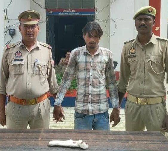 शाहजहांपुर छेड़खानी के मामले में वांछित युवक तमंचा व दो कारतूस के साथ..see more