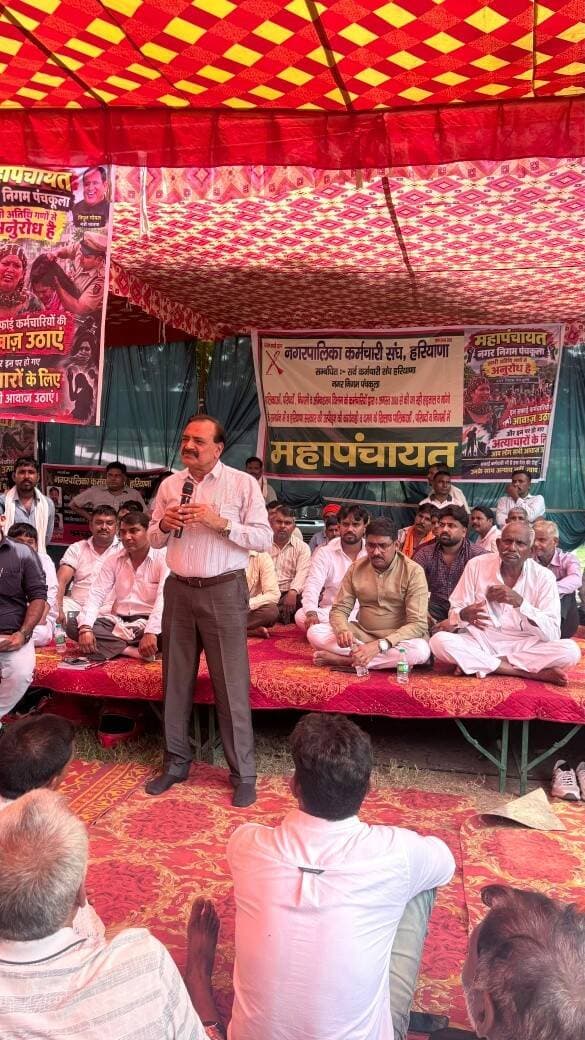 हड़ताली सफाई कर्मचारियों के समर्थन में उतरी जेजेपी, अतिरिक्त उपायुक्त को महामहिम राज्यपाल हरियाणा के नाम सौंपा ज्ञापन।
सफाई कर्मचारियों की सभी मांगें माने सरकार और सभी बर्खास्त कर्मचारी हो बहाल – ओ पी सिहाग
पंचकूला, 11 सितंबर: पंचकूला सहित पूरे प्रदेश में पिछले 36 दिनों से हड़ताल पर बैठे सफाई कर्मचारियों का मुद्दा एक बार फिर से जननायक जनता पार्टी ने उठाया है। शुक्रवार को पंचकूला में जेजेपी के वरिष्ठ पदाधिकारी एवं कार्यकर्ता हड़ताली सफाई कर्मचारियों की मांगों का समर्थन करते हुए उनके सेक्टर 14 स्थित धरना स्थल पर पहुंचे तथा वहां आयोजित सफाई कर्मियों की महापंचायत का समर्थन किया।
आज जजपा ज़िला अध्यक्ष ओ पी सिहाग की अगुआई में जजपा महिला प्रदेश प्रभारी किरण पूनिया, प्रदेश उपाध्यक्ष के सी भारद्वाज,हल्का पंचकूला अध्यक्ष राजेश निषाद , युवा नेता मुकेश वाल्मीकि , ज़िला प्रवक्ता सुरेश पाठक, रणधीर पंवार एवं अन्य कार्यकर्ताओं ने पंचकूला के अतिरिक्त उपायुक्त के माध्यम से राज्य के महामहिम राज्यपाल के नाम ज्ञापन सौंपा और महामहिम राज्यपाल से हड़ताली सफाई कर्मचारियों की सभी मांगे पूरा करने और सभी बर्खास्त कर्मचारियों की बहाली की मांग की।
जेजेपी ज़िला अध्यक्ष ओ पी सिहाग ने सफाई कर्मचारियों की पंचायत में कहा कि सफाई कर्मचारी हर शहर की रीढ़ है और सरकार द्वारा किसी भी सूरत में उनकी मांगों को अनसुना नहीं किया जा सकता है। उन्होंने कहा कि सरकार सफाई कर्मचारियों के साथ 13 मई को हुए समझौते को लागू करने से पीछे हट रही है, जो कि सरासर कर्मचारियों के साथ वादाखिलाफी है। ओ पी सिहाग ने हैरानी जताते हुए कहा कि भाजपा सरकार कर्मचारियों की मांगे मानने की बजाय कभी पुलिस के सहारे तो कभी उन्हें बर्खास्त करके उनके साथ धक्केशाही कर रही है। उन्होंने कहा कि कर्मचारी अपनी जायज मांगों को लेकर प्रदर्शन कर रहे है और उनकी सभी मांगों को सरकार को पूरा करना चाहिए ताकि प्रदेश में चरमराई सफाई पटरी पर लौट सके। उन्होंने कहा कि लंबे समय से सफाई कर्मचारियों की हड़ताल के चलते न केवल कर्मचारी व उनके परिवारों को कठिनाइयों का सामना करना पड़ रहा है बल्कि आमजन का जनजीवन भी प्रभावित है। जजपा नेत्री किरण पूनिया एवं युवा नेता मुकेश वाल्मीकि ने भी महापंचायत में सफ़ाई कर्मियों के पक्ष में अपनी बात रखी।