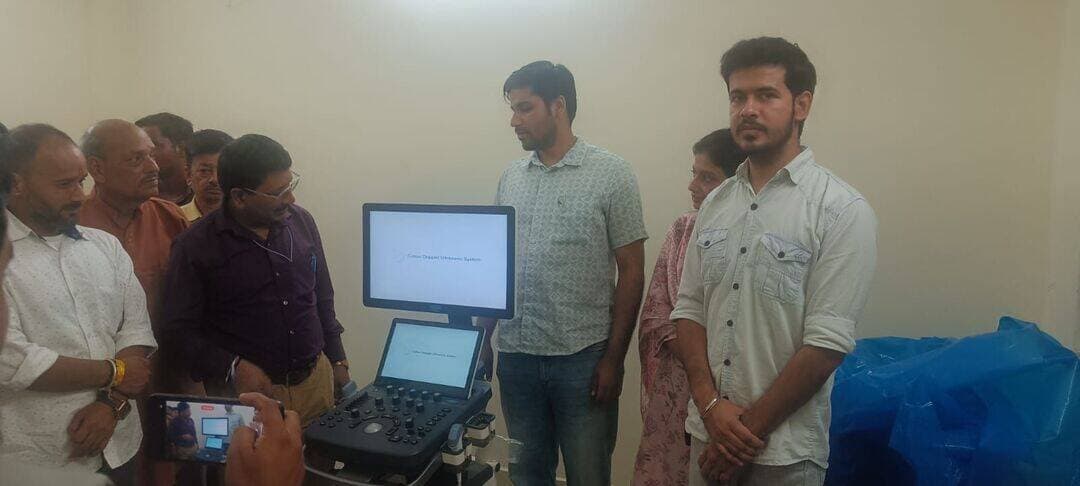 चमोली
सिमली बेस अस्पताल में शुरू हुई अल्ट्रासाउंड जांच सुविधा, मरीजों को बड़ी राहत
सिमली महिला बेस अस्पताल में अल्ट्रासाउंड जांच सुविधा शुरू हो गई है। अस्पताल में रेडियोलॉजिस्ट की तैनाती के बाद अब मरीजों को अल्ट्रासाउंड जांच के लिए बाहर जाने की आवश्यकता नहीं होगी।
अस्पताल में वर्ष 2024 में अल्ट्रासाउंड मशीन स्थापित की गई थी, लेकिन रेडियोलॉजिस्ट की अनुपलब्धता के कारण इसका संचालन नहीं हो पा रहा था। अगस्त 2026 में क्षेत्र की जनता की मांग के बाद स्वास्थ्य विभाग ने रेडियोलॉजिस्ट की व्यवस्था किए जाने का निर्णय लिया।
अब रेडियोलॉजिस्ट डॉ. गौरव शाह द्वारा सिमली बेस अस्पताल में अल्ट्रासाउंड (USG) जांच सेवा शुरू कर दी गई। डॉ. शाह अब सीएचसी गैरसैंण और बेस अस्पताल सिमली में वैकल्पिक रूप से तीन-तीन दिन की सेवाए देंगे। इससे दोनों स्वास्थ्य संस्थानों में मरीजों को विशेषज्ञ रेडियोलॉजिस्ट की सेवाएं उपलब्ध हो सकेंगी।
अल्ट्रासाउंड सुविधा शुरू होने से गंभीर बीमारियों से ग्रस्त मरीजों, गर्भवती महिलाओं तथा क्षेत्र के अन्य मरीजों को बड़ी राहत मिलेगी। इससे उन्हें जांच के लिए दूर कर्णप्रयाग अथवा श्रीनगर जाने और वहां लंबी कतारों में इंतजार करने से भी निजात मिलेगी।