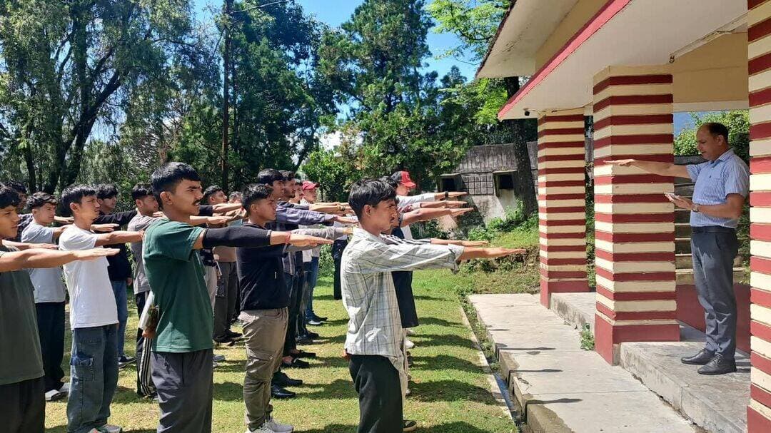 चमोली,
मानसिक स्वास्थ्य पर खुलकर बात करें, जरूरतमंद को समय पर दें सहायता : स्वास्थ्य विभाग
विश्व आत्महत्या रोकथाम दिवस पर स्वास्थ्य संस्थानों में शपथ एवं जनजागरूकता कार्यक्रम
राष्ट्रीय मानसिक स्वास्थ्य कार्यक्रम के तहत विश्व आत्महत्या रोकथाम दिवस पर जनपद के समस्त स्वास्थ्य संस्थानों, आयुष्मान आरोग्य मंदिरों एवं कॉलेजों में शपथ और जनजागरूकता कार्यक्रम आयोजित किए गए।
जिला चिकित्सालय, उप जिला चिकित्सालय, सामुदायिक एवं प्राथमिक स्वास्थ्य केंद्रों में अधिकारियों एवं कर्मचारियों ने आत्महत्या रोकथाम की शपथ ली। इस दौरान मानसिक स्वास्थ्य के प्रति जागरूकता बढ़ाने, आत्महत्या से जुड़े कलंक एवं भ्रांतियों को दूर करने तथा जरूरतमंद व्यक्ति को समय पर सहायता उपलब्ध कराने का संदेश दिया गया। साथ ही Tele-MANAS हेल्पलाइन 14416 की जानकारी भी दी गई।
मुख्य चिकित्साधिकारी डॉ. राजीव सिंह पाल ने कहा कि मानसिक स्वास्थ्य पर खुलकर बातचीत, संवेदनशीलता से सुनना और जरूरतमंद व्यक्ति को समय पर उचित सहायता से जोड़ना आत्महत्या की रोकथाम में महत्वपूर्ण भूमिका निभाता है। जनपद में मानसिक स्वास्थ्य एवं आत्महत्या रोकथाम को लेकर जनजागरूकता गतिविधियां निरंतर जारी रहेंगी।