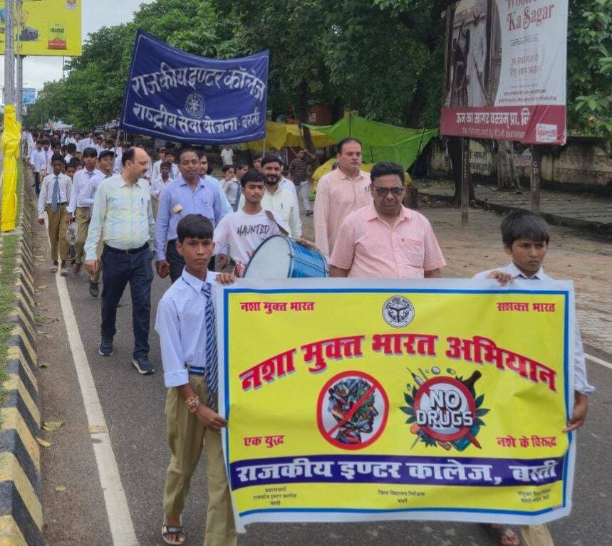 *बस्ती: नशा मुक्त भारत अभियान के तहत राजकीय इंटर कॉलेज बस्ती के छात्रों ने निकाली जागरूकता रैली, दिया नशा छोड़ो - जीवन जोड़ो का संदेश*
* जनपद बस्ती, 11 सितंबर 2026 (सू.वि.)* - नशा मुक्त समाज के निर्माण एवं युवाओं को नशे के दुष्प्रभावों के प्रति जागरूक करने के उद्देश्य से शुक्रवार को राजकीय इंटर कॉलेज बस्ती में *नशा मुक्त भारत अभियान* के अंतर्गत भव्य जागरूकता रैली का आयोजन किया गया। रैली को विद्यालय परिसर से *प्रधानाचार्य डॉ. विजय प्रकाश वर्मा* द्वारा हरी झंडी दिखाकर रवाना किया गया। रैली में विद्यालय के शिक्षक-शिक्षिकाओं एवं सैकड़ों छात्रों ने उत्साहपूर्वक प्रतिभाग किया। जैसा कि फोटो में दिख रहा है, छात्रों ने हाथों में *"नशा मुक्त भारत अभियान, NO DRUGS, राजकीय इंटर कॉलेज बस्ती"* और *"राष्ट्रीय सेवा योजना - बस्ती"* के बैनर लेकर पूरे शहर में भ्रमण किया।
छात्रों ने *“नशा छोड़ो - जीवन जोड़ो”, “नशा मुक्त भारत - सशक्त भारत”* जैसे नारों के माध्यम से आमजन को नशे से दूर रहने का संदेश दिया। रैली के दौरान छात्रों ने लोगों को नशीले पदार्थों के सेवन से होने वाले शारीरिक, मानसिक, सामाजिक एवं आर्थिक दुष्प्रभावों के प्रति जागरूक किया। ढोल की थाप पर छात्रों का जोश देखने लायक था।
विद्यालय के *प्रधानाचार्य डॉ. विजय प्रकाश वर्मा* ने बताया कि युवाओं को नशे की गिरफ्त से बचाने के लिए पूरे समाज को आगे आना होगा। उन्होंने कहा कि आज का युवा ही कल का भविष्य है, अगर युवा नशे की चपेट में आएगा तो देश का विकास रुक जाएगा। जागरूकता, शिक्षा एवं सकारात्मक जीवनशैली, खेल और योग के माध्यम से ही नशा मुक्त समाज का निर्माण किया जा सकता है।
इस अभियान का उद्देश्य केवल रैली निकालना नहीं, बल्कि हर घर तक यह संदेश पहुंचाना है कि नशा परिवार को बर्बाद कर देता है। कार्यक्रम के अंत में सभी शिक्षकों और छात्रों ने नशा मुक्त भारत के निर्माण में सक्रिय योगदान देने तथा स्वयं कभी भी नशा न करने का संकल्प लिया।
संवाददाता हरी ओम प्रकाश
राष्ट्रीय हिंदी दैनिक कौटिल्य का भारत